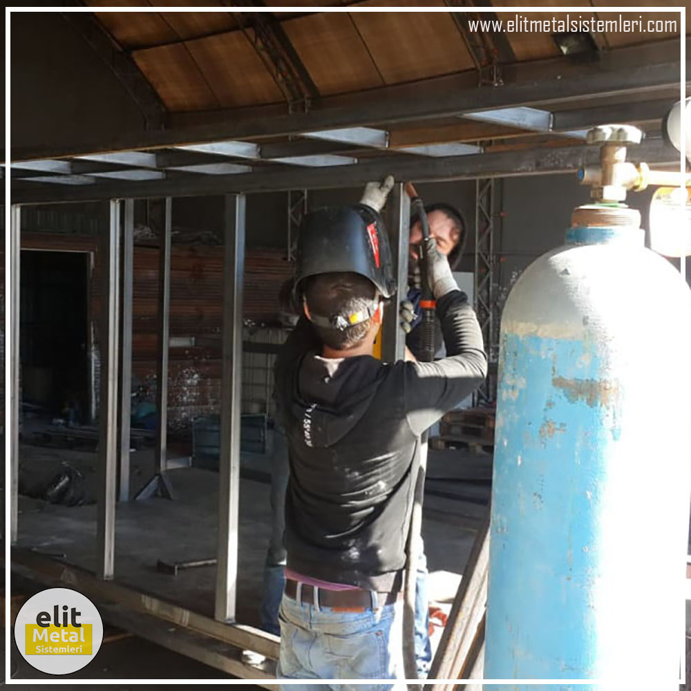 alüminyum çit sistemleri, alüminyum merdiven bariyeri, balkon alüminyum panel, paslanmaz alüminyum güvenlik, dayanıklı alüminyum korkuluk profili, cam panel balkon korkuluğu, temperli cam merdiven paneli, şeffaf cam güvenlik bariyeri, paslanmaz cam bağlantı elemanları, dekoratif cam panel çözümleri, ferforje balkon bariyeri, el işçiliği ferforje panel, özel tasarım ferforje güvenlik, ferforje dış alan koruma, dayanıklı ferforje çit, lazer kesim metal panel, desenli lazer kesim korkuluk, lazer teknoloji ile üretilmiş korkuluk, özel motifli lazer panel, dekoratif lazer metal bariyer, galvaniz mesh panel çit, sanayi tipi mesh güvenlik, tel örgü panel uygulaması, otopark güvenlik paneli, balkon tel panel çözümü, pleksi merdiven paneli, şeffaf pleksi bariyer, dayanıklı pleksi korkuluk, iç mekân pleksi uygulaması, alüminyum duvar tutamaç, merdiven alüminyum tutamak, dayanıklı duvar destek aparatı, motorlu otomatik tente sistemi, açılır kapanır pergole uygulaması, uzaktan kumandalı pergole, motorlu kepenk sistemi, güvenlikli otomatik kepenk, alüminyum çerçeveli kış bahçesi, camlı teras kış bahçesi, kompozit panel dış cephe, alüminyum kaplamalı kompozit panel