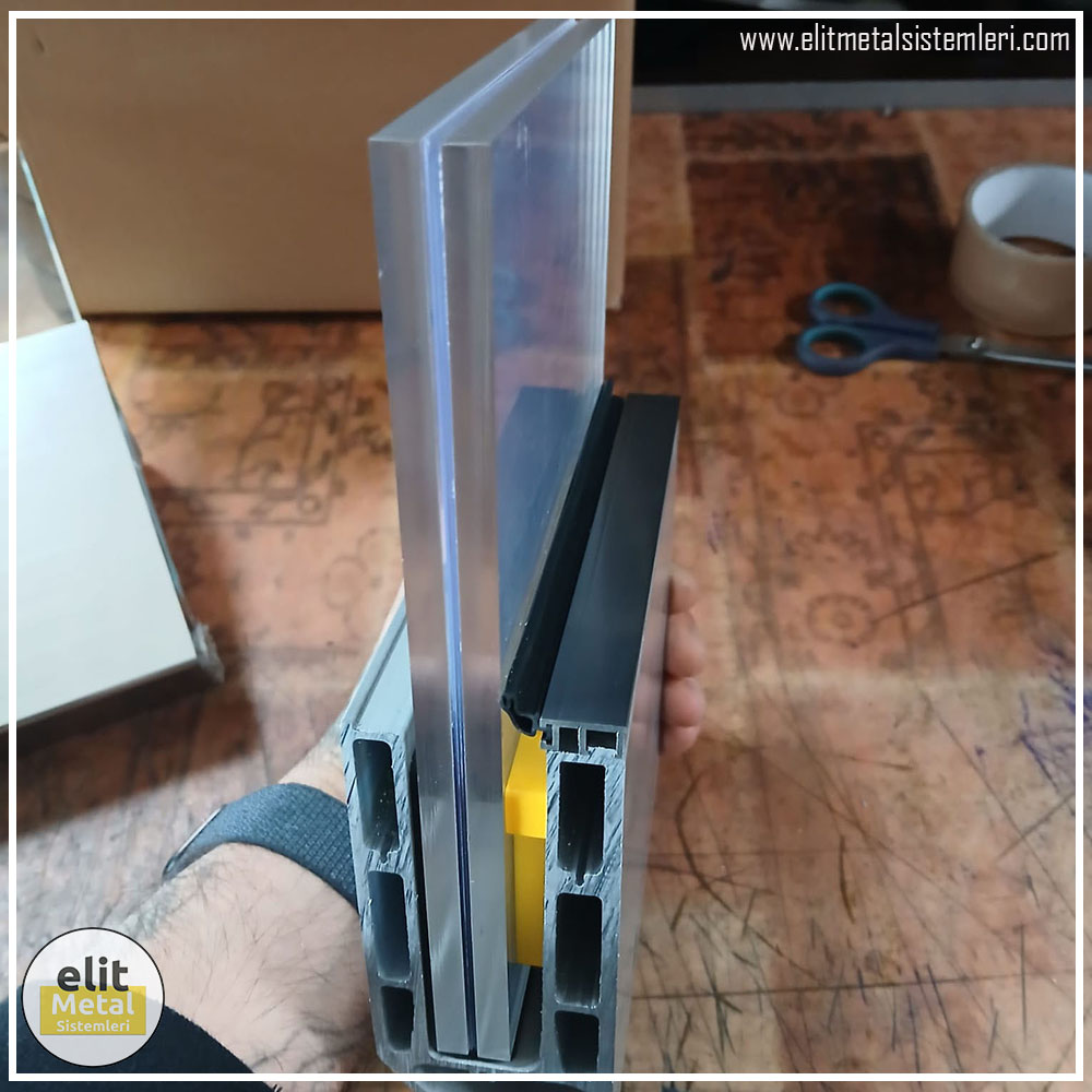 alüminyum çit sistemleri, alüminyum merdiven bariyeri, balkon alüminyum panel, paslanmaz alüminyum güvenlik, dayanıklı alüminyum korkuluk profili, cam panel balkon korkuluğu, temperli cam merdiven paneli, şeffaf cam güvenlik bariyeri, paslanmaz cam bağlantı elemanları, dekoratif cam panel çözümleri, ferforje balkon bariyeri, el işçiliği ferforje panel, özel tasarım ferforje güvenlik, ferforje dış alan koruma, dayanıklı ferforje çit, lazer kesim metal panel, desenli lazer kesim korkuluk, lazer teknoloji ile üretilmiş korkuluk, özel motifli lazer panel, dekoratif lazer metal bariyer, galvaniz mesh panel çit, sanayi tipi mesh güvenlik, tel örgü panel uygulaması, otopark güvenlik paneli, balkon tel panel çözümü, pleksi merdiven paneli, şeffaf pleksi bariyer, dayanıklı pleksi korkuluk, iç mekân pleksi uygulaması, alüminyum duvar tutamaç, merdiven alüminyum tutamak, dayanıklı duvar destek aparatı, motorlu otomatik tente sistemi, açılır kapanır pergole uygulaması, uzaktan kumandalı pergole, motorlu kepenk sistemi, güvenlikli otomatik kepenk, alüminyum çerçeveli kış bahçesi, camlı teras kış bahçesi, kompozit panel dış cephe, alüminyum kaplamalı kompozit panel