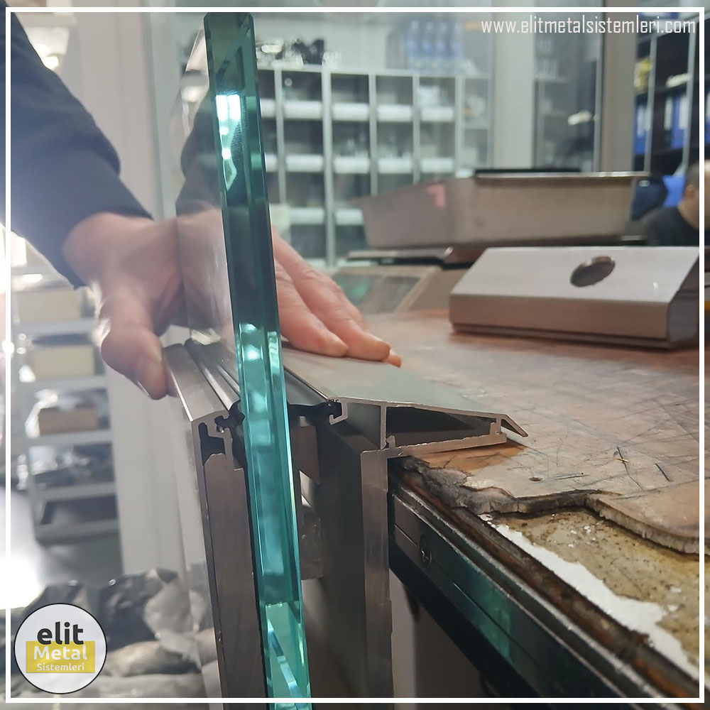 alüminyum çit sistemleri, alüminyum merdiven bariyeri, balkon alüminyum panel, paslanmaz alüminyum güvenlik, dayanıklı alüminyum korkuluk profili, cam panel balkon korkuluğu, temperli cam merdiven paneli, şeffaf cam güvenlik bariyeri, paslanmaz cam bağlantı elemanları, dekoratif cam panel çözümleri, ferforje balkon bariyeri, el işçiliği ferforje panel, özel tasarım ferforje güvenlik, ferforje dış alan koruma, dayanıklı ferforje çit, lazer kesim metal panel, desenli lazer kesim korkuluk, lazer teknoloji ile üretilmiş korkuluk, özel motifli lazer panel, dekoratif lazer metal bariyer, galvaniz mesh panel çit, sanayi tipi mesh güvenlik, tel örgü panel uygulaması, otopark güvenlik paneli, balkon tel panel çözümü, pleksi merdiven paneli, şeffaf pleksi bariyer, dayanıklı pleksi korkuluk, iç mekân pleksi uygulaması, alüminyum duvar tutamaç, merdiven alüminyum tutamak, dayanıklı duvar destek aparatı, motorlu otomatik tente sistemi, açılır kapanır pergole uygulaması, uzaktan kumandalı pergole, motorlu kepenk sistemi, güvenlikli otomatik kepenk, alüminyum çerçeveli kış bahçesi, camlı teras kış bahçesi, kompozit panel dış cephe, alüminyum kaplamalı kompozit panel