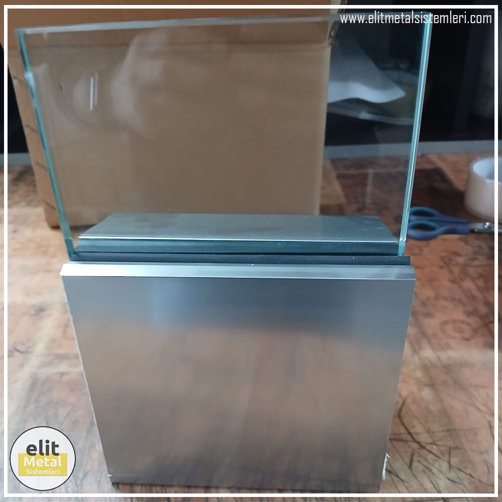 alüminyum çit sistemleri, alüminyum merdiven bariyeri, balkon alüminyum panel, paslanmaz alüminyum güvenlik, dayanıklı alüminyum korkuluk profili, cam panel balkon korkuluğu, temperli cam merdiven paneli, şeffaf cam güvenlik bariyeri, paslanmaz cam bağlantı elemanları, dekoratif cam panel çözümleri, ferforje balkon bariyeri, el işçiliği ferforje panel, özel tasarım ferforje güvenlik, ferforje dış alan koruma, dayanıklı ferforje çit, lazer kesim metal panel, desenli lazer kesim korkuluk, lazer teknoloji ile üretilmiş korkuluk, özel motifli lazer panel, dekoratif lazer metal bariyer, galvaniz mesh panel çit, sanayi tipi mesh güvenlik, tel örgü panel uygulaması, otopark güvenlik paneli, balkon tel panel çözümü, pleksi merdiven paneli, şeffaf pleksi bariyer, dayanıklı pleksi korkuluk, iç mekân pleksi uygulaması, alüminyum duvar tutamaç, merdiven alüminyum tutamak, dayanıklı duvar destek aparatı, motorlu otomatik tente sistemi, açılır kapanır pergole uygulaması, uzaktan kumandalı pergole, motorlu kepenk sistemi, güvenlikli otomatik kepenk, alüminyum çerçeveli kış bahçesi, camlı teras kış bahçesi, kompozit panel dış cephe, alüminyum kaplamalı kompozit panel