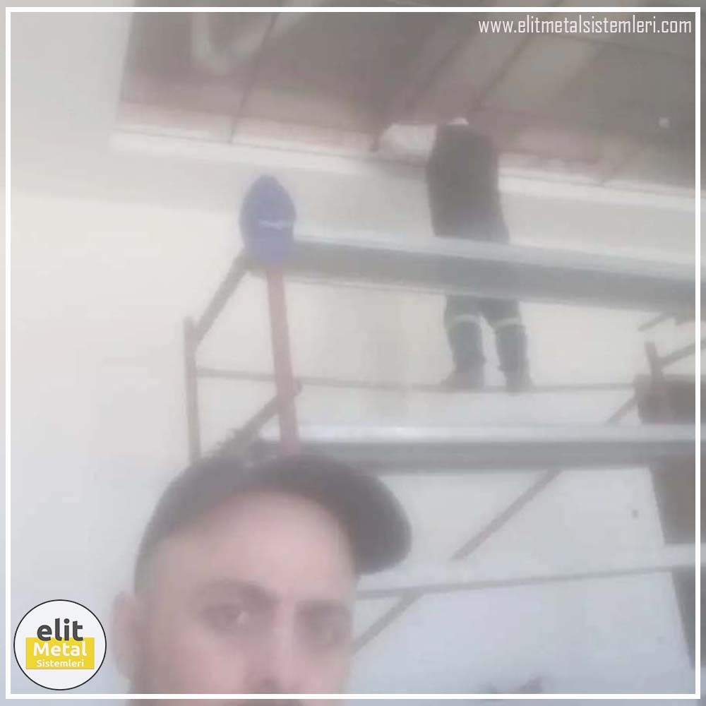 alüminyum çit sistemleri, alüminyum merdiven bariyeri, balkon alüminyum panel, paslanmaz alüminyum güvenlik, dayanıklı alüminyum korkuluk profili, cam panel balkon korkuluğu, temperli cam merdiven paneli, şeffaf cam güvenlik bariyeri, paslanmaz cam bağlantı elemanları, dekoratif cam panel çözümleri, ferforje balkon bariyeri, el işçiliği ferforje panel, özel tasarım ferforje güvenlik, ferforje dış alan koruma, dayanıklı ferforje çit, lazer kesim metal panel, desenli lazer kesim korkuluk, lazer teknoloji ile üretilmiş korkuluk, özel motifli lazer panel, dekoratif lazer metal bariyer, galvaniz mesh panel çit, sanayi tipi mesh güvenlik, tel örgü panel uygulaması, otopark güvenlik paneli, balkon tel panel çözümü, pleksi merdiven paneli, şeffaf pleksi bariyer, dayanıklı pleksi korkuluk, iç mekân pleksi uygulaması, alüminyum duvar tutamaç, merdiven alüminyum tutamak, dayanıklı duvar destek aparatı, motorlu otomatik tente sistemi, açılır kapanır pergole uygulaması, uzaktan kumandalı pergole, motorlu kepenk sistemi, güvenlikli otomatik kepenk, alüminyum çerçeveli kış bahçesi, camlı teras kış bahçesi, kompozit panel dış cephe, alüminyum kaplamalı kompozit panel