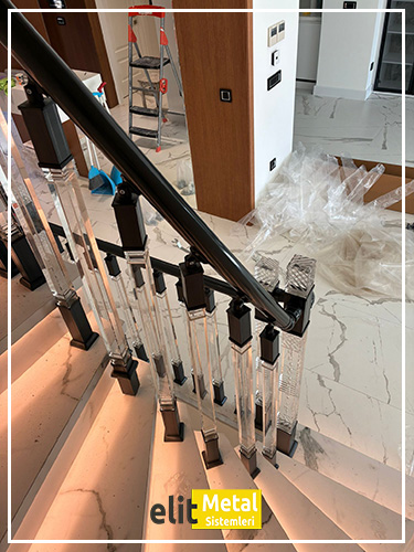 alüminyum çit sistemleri, alüminyum merdiven bariyeri, balkon alüminyum panel, paslanmaz alüminyum güvenlik, dayanıklı alüminyum korkuluk profili, cam panel balkon korkuluğu, temperli cam merdiven paneli, şeffaf cam güvenlik bariyeri, paslanmaz cam bağlantı elemanları, dekoratif cam panel çözümleri, ferforje balkon bariyeri, el işçiliği ferforje panel, özel tasarım ferforje güvenlik, ferforje dış alan koruma, dayanıklı ferforje çit, lazer kesim metal panel, desenli lazer kesim korkuluk, lazer teknoloji ile üretilmiş korkuluk, özel motifli lazer panel, dekoratif lazer metal bariyer, galvaniz mesh panel çit, sanayi tipi mesh güvenlik, tel örgü panel uygulaması, otopark güvenlik paneli, balkon tel panel çözümü, pleksi merdiven paneli, şeffaf pleksi bariyer, dayanıklı pleksi korkuluk, iç mekân pleksi uygulaması, alüminyum duvar tutamaç, merdiven alüminyum tutamak, dayanıklı duvar destek aparatı, motorlu otomatik tente sistemi, açılır kapanır pergole uygulaması, uzaktan kumandalı pergole, motorlu kepenk sistemi, güvenlikli otomatik kepenk, alüminyum çerçeveli kış bahçesi, camlı teras kış bahçesi, kompozit panel dış cephe, alüminyum kaplamalı kompozit panel