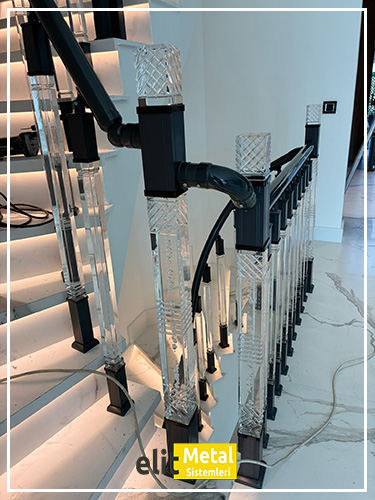 alüminyum çit sistemleri, alüminyum merdiven bariyeri, balkon alüminyum panel, paslanmaz alüminyum güvenlik, dayanıklı alüminyum korkuluk profili, cam panel balkon korkuluğu, temperli cam merdiven paneli, şeffaf cam güvenlik bariyeri, paslanmaz cam bağlantı elemanları, dekoratif cam panel çözümleri, ferforje balkon bariyeri, el işçiliği ferforje panel, özel tasarım ferforje güvenlik, ferforje dış alan koruma, dayanıklı ferforje çit, lazer kesim metal panel, desenli lazer kesim korkuluk, lazer teknoloji ile üretilmiş korkuluk, özel motifli lazer panel, dekoratif lazer metal bariyer, galvaniz mesh panel çit, sanayi tipi mesh güvenlik, tel örgü panel uygulaması, otopark güvenlik paneli, balkon tel panel çözümü, pleksi merdiven paneli, şeffaf pleksi bariyer, dayanıklı pleksi korkuluk, iç mekân pleksi uygulaması, alüminyum duvar tutamaç, merdiven alüminyum tutamak, dayanıklı duvar destek aparatı, motorlu otomatik tente sistemi, açılır kapanır pergole uygulaması, uzaktan kumandalı pergole, motorlu kepenk sistemi, güvenlikli otomatik kepenk, alüminyum çerçeveli kış bahçesi, camlı teras kış bahçesi, kompozit panel dış cephe, alüminyum kaplamalı kompozit panel