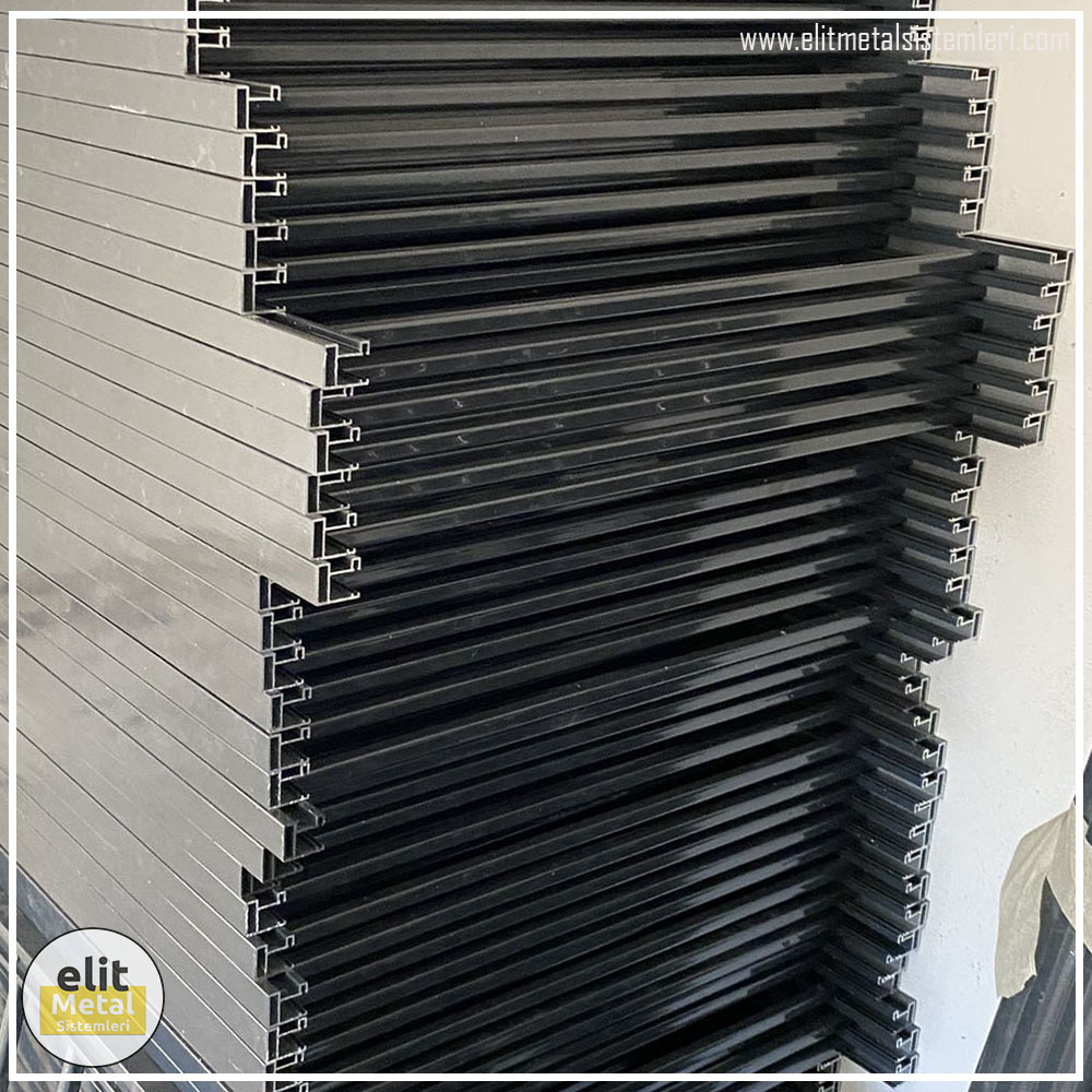 alüminyum çit sistemleri, alüminyum merdiven bariyeri, balkon alüminyum panel, paslanmaz alüminyum güvenlik, dayanıklı alüminyum korkuluk profili, cam panel balkon korkuluğu, temperli cam merdiven paneli, şeffaf cam güvenlik bariyeri, paslanmaz cam bağlantı elemanları, dekoratif cam panel çözümleri, ferforje balkon bariyeri, el işçiliği ferforje panel, özel tasarım ferforje güvenlik, ferforje dış alan koruma, dayanıklı ferforje çit, lazer kesim metal panel, desenli lazer kesim korkuluk, lazer teknoloji ile üretilmiş korkuluk, özel motifli lazer panel, dekoratif lazer metal bariyer, galvaniz mesh panel çit, sanayi tipi mesh güvenlik, tel örgü panel uygulaması, otopark güvenlik paneli, balkon tel panel çözümü, pleksi merdiven paneli, şeffaf pleksi bariyer, dayanıklı pleksi korkuluk, iç mekân pleksi uygulaması, alüminyum duvar tutamaç, merdiven alüminyum tutamak, dayanıklı duvar destek aparatı, motorlu otomatik tente sistemi, açılır kapanır pergole uygulaması, uzaktan kumandalı pergole, motorlu kepenk sistemi, güvenlikli otomatik kepenk, alüminyum çerçeveli kış bahçesi, camlı teras kış bahçesi, kompozit panel dış cephe, alüminyum kaplamalı kompozit panel