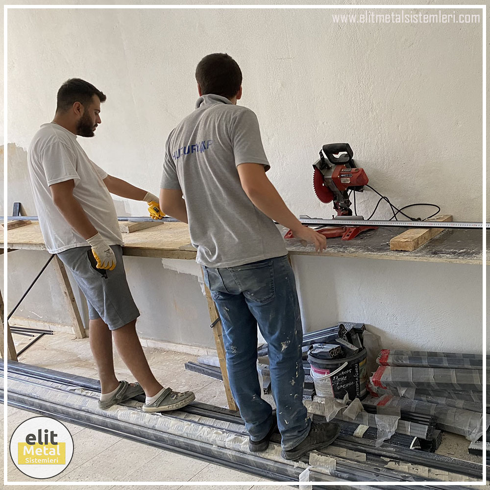 alüminyum çit sistemleri, alüminyum merdiven bariyeri, balkon alüminyum panel, paslanmaz alüminyum güvenlik, dayanıklı alüminyum korkuluk profili, cam panel balkon korkuluğu, temperli cam merdiven paneli, şeffaf cam güvenlik bariyeri, paslanmaz cam bağlantı elemanları, dekoratif cam panel çözümleri, ferforje balkon bariyeri, el işçiliği ferforje panel, özel tasarım ferforje güvenlik, ferforje dış alan koruma, dayanıklı ferforje çit, lazer kesim metal panel, desenli lazer kesim korkuluk, lazer teknoloji ile üretilmiş korkuluk, özel motifli lazer panel, dekoratif lazer metal bariyer, galvaniz mesh panel çit, sanayi tipi mesh güvenlik, tel örgü panel uygulaması, otopark güvenlik paneli, balkon tel panel çözümü, pleksi merdiven paneli, şeffaf pleksi bariyer, dayanıklı pleksi korkuluk, iç mekân pleksi uygulaması, alüminyum duvar tutamaç, merdiven alüminyum tutamak, dayanıklı duvar destek aparatı, motorlu otomatik tente sistemi, açılır kapanır pergole uygulaması, uzaktan kumandalı pergole, motorlu kepenk sistemi, güvenlikli otomatik kepenk, alüminyum çerçeveli kış bahçesi, camlı teras kış bahçesi, kompozit panel dış cephe, alüminyum kaplamalı kompozit panel