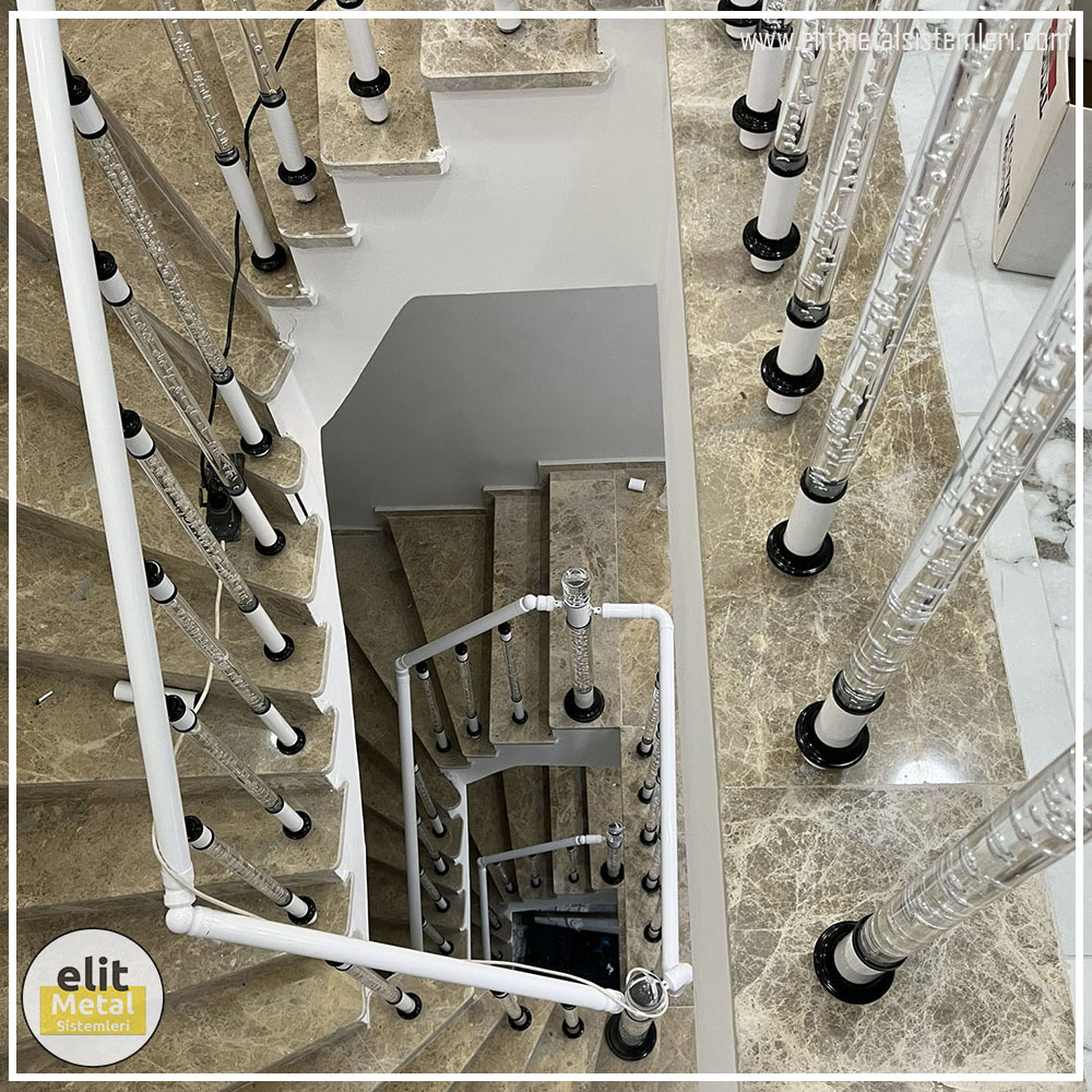 alüminyum çit sistemleri, alüminyum merdiven bariyeri, balkon alüminyum panel, paslanmaz alüminyum güvenlik, dayanıklı alüminyum korkuluk profili, cam panel balkon korkuluğu, temperli cam merdiven paneli, şeffaf cam güvenlik bariyeri, paslanmaz cam bağlantı elemanları, dekoratif cam panel çözümleri, ferforje balkon bariyeri, el işçiliği ferforje panel, özel tasarım ferforje güvenlik, ferforje dış alan koruma, dayanıklı ferforje çit, lazer kesim metal panel, desenli lazer kesim korkuluk, lazer teknoloji ile üretilmiş korkuluk, özel motifli lazer panel, dekoratif lazer metal bariyer, galvaniz mesh panel çit, sanayi tipi mesh güvenlik, tel örgü panel uygulaması, otopark güvenlik paneli, balkon tel panel çözümü, pleksi merdiven paneli, şeffaf pleksi bariyer, dayanıklı pleksi korkuluk, iç mekân pleksi uygulaması, alüminyum duvar tutamaç, merdiven alüminyum tutamak, dayanıklı duvar destek aparatı, motorlu otomatik tente sistemi, açılır kapanır pergole uygulaması, uzaktan kumandalı pergole, motorlu kepenk sistemi, güvenlikli otomatik kepenk, alüminyum çerçeveli kış bahçesi, camlı teras kış bahçesi, kompozit panel dış cephe, alüminyum kaplamalı kompozit panel