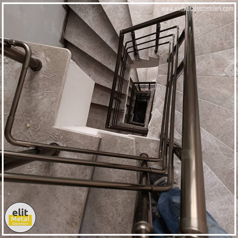 alüminyum çit sistemleri, alüminyum merdiven bariyeri, balkon alüminyum panel, paslanmaz alüminyum güvenlik, dayanıklı alüminyum korkuluk profili, cam panel balkon korkuluğu, temperli cam merdiven paneli, şeffaf cam güvenlik bariyeri, paslanmaz cam bağlantı elemanları, dekoratif cam panel çözümleri, ferforje balkon bariyeri, el işçiliği ferforje panel, özel tasarım ferforje güvenlik, ferforje dış alan koruma, dayanıklı ferforje çit, lazer kesim metal panel, desenli lazer kesim korkuluk, lazer teknoloji ile üretilmiş korkuluk, özel motifli lazer panel, dekoratif lazer metal bariyer, galvaniz mesh panel çit, sanayi tipi mesh güvenlik, tel örgü panel uygulaması, otopark güvenlik paneli, balkon tel panel çözümü, pleksi merdiven paneli, şeffaf pleksi bariyer, dayanıklı pleksi korkuluk, iç mekân pleksi uygulaması, alüminyum duvar tutamaç, merdiven alüminyum tutamak, dayanıklı duvar destek aparatı, motorlu otomatik tente sistemi, açılır kapanır pergole uygulaması, uzaktan kumandalı pergole, motorlu kepenk sistemi, güvenlikli otomatik kepenk, alüminyum çerçeveli kış bahçesi, camlı teras kış bahçesi, kompozit panel dış cephe, alüminyum kaplamalı kompozit panel