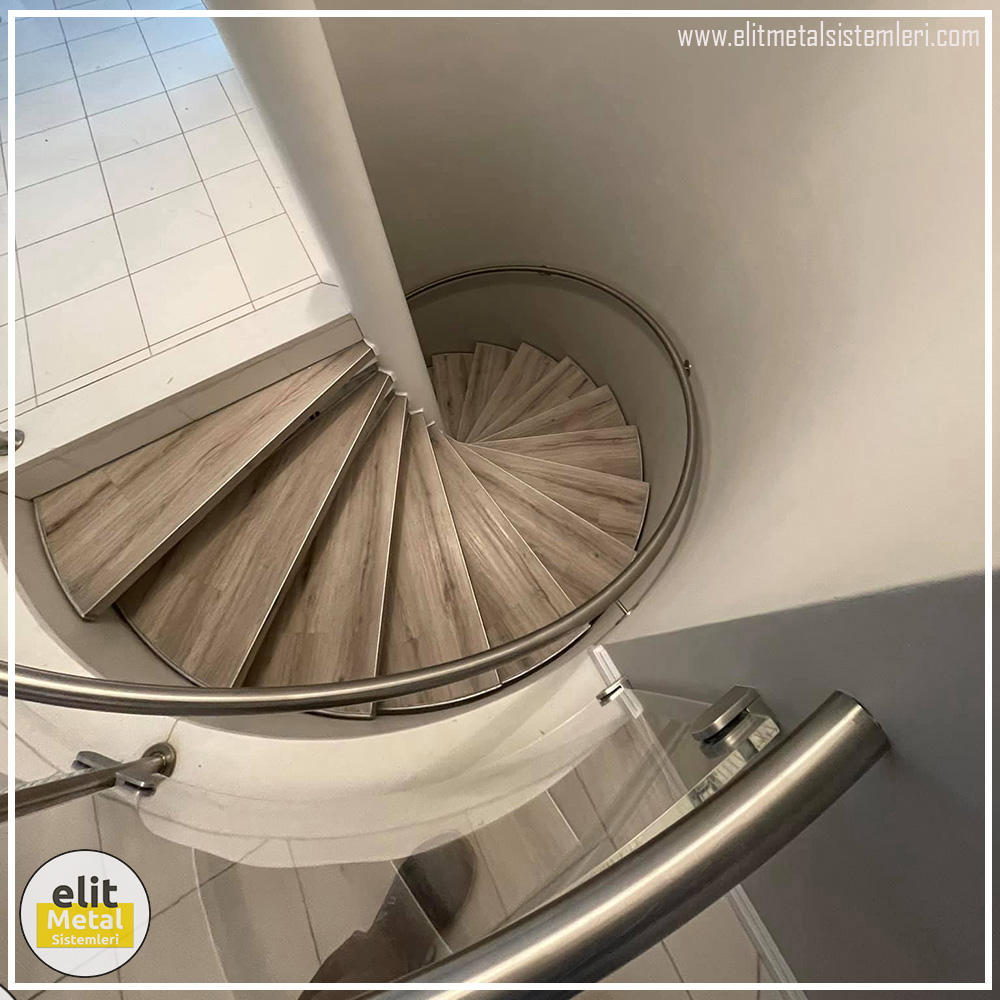 alüminyum çit sistemleri, alüminyum merdiven bariyeri, balkon alüminyum panel, paslanmaz alüminyum güvenlik, dayanıklı alüminyum korkuluk profili, cam panel balkon korkuluğu, temperli cam merdiven paneli, şeffaf cam güvenlik bariyeri, paslanmaz cam bağlantı elemanları, dekoratif cam panel çözümleri, ferforje balkon bariyeri, el işçiliği ferforje panel, özel tasarım ferforje güvenlik, ferforje dış alan koruma, dayanıklı ferforje çit, lazer kesim metal panel, desenli lazer kesim korkuluk, lazer teknoloji ile üretilmiş korkuluk, özel motifli lazer panel, dekoratif lazer metal bariyer, galvaniz mesh panel çit, sanayi tipi mesh güvenlik, tel örgü panel uygulaması, otopark güvenlik paneli, balkon tel panel çözümü, pleksi merdiven paneli, şeffaf pleksi bariyer, dayanıklı pleksi korkuluk, iç mekân pleksi uygulaması, alüminyum duvar tutamaç, merdiven alüminyum tutamak, dayanıklı duvar destek aparatı, motorlu otomatik tente sistemi, açılır kapanır pergole uygulaması, uzaktan kumandalı pergole, motorlu kepenk sistemi, güvenlikli otomatik kepenk, alüminyum çerçeveli kış bahçesi, camlı teras kış bahçesi, kompozit panel dış cephe, alüminyum kaplamalı kompozit panel