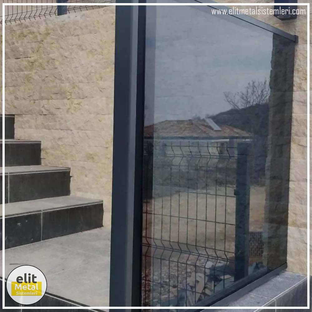 alüminyum çit sistemleri, alüminyum merdiven bariyeri, balkon alüminyum panel, paslanmaz alüminyum güvenlik, dayanıklı alüminyum korkuluk profili, cam panel balkon korkuluğu, temperli cam merdiven paneli, şeffaf cam güvenlik bariyeri, paslanmaz cam bağlantı elemanları, dekoratif cam panel çözümleri, ferforje balkon bariyeri, el işçiliği ferforje panel, özel tasarım ferforje güvenlik, ferforje dış alan koruma, dayanıklı ferforje çit, lazer kesim metal panel, desenli lazer kesim korkuluk, lazer teknoloji ile üretilmiş korkuluk, özel motifli lazer panel, dekoratif lazer metal bariyer, galvaniz mesh panel çit, sanayi tipi mesh güvenlik, tel örgü panel uygulaması, otopark güvenlik paneli, balkon tel panel çözümü, pleksi merdiven paneli, şeffaf pleksi bariyer, dayanıklı pleksi korkuluk, iç mekân pleksi uygulaması, alüminyum duvar tutamaç, merdiven alüminyum tutamak, dayanıklı duvar destek aparatı, motorlu otomatik tente sistemi, açılır kapanır pergole uygulaması, uzaktan kumandalı pergole, motorlu kepenk sistemi, güvenlikli otomatik kepenk, alüminyum çerçeveli kış bahçesi, camlı teras kış bahçesi, kompozit panel dış cephe, alüminyum kaplamalı kompozit panel