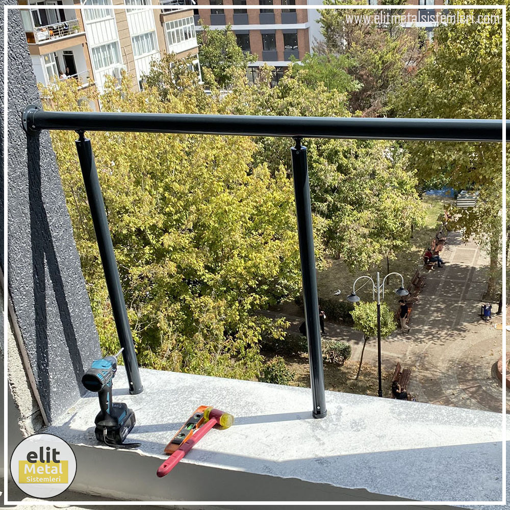 alüminyum çit sistemleri, alüminyum merdiven bariyeri, balkon alüminyum panel, paslanmaz alüminyum güvenlik, dayanıklı alüminyum korkuluk profili, cam panel balkon korkuluğu, temperli cam merdiven paneli, şeffaf cam güvenlik bariyeri, paslanmaz cam bağlantı elemanları, dekoratif cam panel çözümleri, ferforje balkon bariyeri, el işçiliği ferforje panel, özel tasarım ferforje güvenlik, ferforje dış alan koruma, dayanıklı ferforje çit, lazer kesim metal panel, desenli lazer kesim korkuluk, lazer teknoloji ile üretilmiş korkuluk, özel motifli lazer panel, dekoratif lazer metal bariyer, galvaniz mesh panel çit, sanayi tipi mesh güvenlik, tel örgü panel uygulaması, otopark güvenlik paneli, balkon tel panel çözümü, pleksi merdiven paneli, şeffaf pleksi bariyer, dayanıklı pleksi korkuluk, iç mekân pleksi uygulaması, alüminyum duvar tutamaç, merdiven alüminyum tutamak, dayanıklı duvar destek aparatı, motorlu otomatik tente sistemi, açılır kapanır pergole uygulaması, uzaktan kumandalı pergole, motorlu kepenk sistemi, güvenlikli otomatik kepenk, alüminyum çerçeveli kış bahçesi, camlı teras kış bahçesi, kompozit panel dış cephe, alüminyum kaplamalı kompozit panel