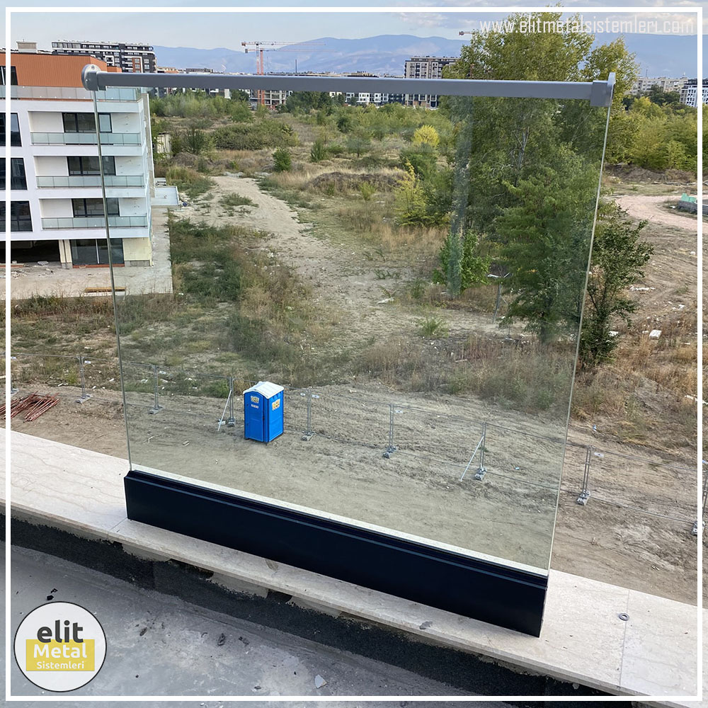 alüminyum çit sistemleri, alüminyum merdiven bariyeri, balkon alüminyum panel, paslanmaz alüminyum güvenlik, dayanıklı alüminyum korkuluk profili, cam panel balkon korkuluğu, temperli cam merdiven paneli, şeffaf cam güvenlik bariyeri, paslanmaz cam bağlantı elemanları, dekoratif cam panel çözümleri, ferforje balkon bariyeri, el işçiliği ferforje panel, özel tasarım ferforje güvenlik, ferforje dış alan koruma, dayanıklı ferforje çit, lazer kesim metal panel, desenli lazer kesim korkuluk, lazer teknoloji ile üretilmiş korkuluk, özel motifli lazer panel, dekoratif lazer metal bariyer, galvaniz mesh panel çit, sanayi tipi mesh güvenlik, tel örgü panel uygulaması, otopark güvenlik paneli, balkon tel panel çözümü, pleksi merdiven paneli, şeffaf pleksi bariyer, dayanıklı pleksi korkuluk, iç mekân pleksi uygulaması, alüminyum duvar tutamaç, merdiven alüminyum tutamak, dayanıklı duvar destek aparatı, motorlu otomatik tente sistemi, açılır kapanır pergole uygulaması, uzaktan kumandalı pergole, motorlu kepenk sistemi, güvenlikli otomatik kepenk, alüminyum çerçeveli kış bahçesi, camlı teras kış bahçesi, kompozit panel dış cephe, alüminyum kaplamalı kompozit panel