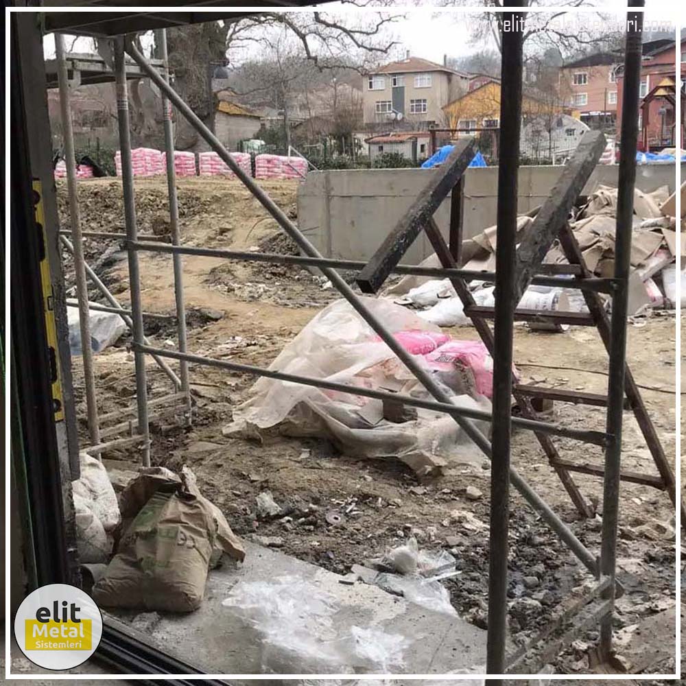 alüminyum çit sistemleri, alüminyum merdiven bariyeri, balkon alüminyum panel, paslanmaz alüminyum güvenlik, dayanıklı alüminyum korkuluk profili, cam panel balkon korkuluğu, temperli cam merdiven paneli, şeffaf cam güvenlik bariyeri, paslanmaz cam bağlantı elemanları, dekoratif cam panel çözümleri, ferforje balkon bariyeri, el işçiliği ferforje panel, özel tasarım ferforje güvenlik, ferforje dış alan koruma, dayanıklı ferforje çit, lazer kesim metal panel, desenli lazer kesim korkuluk, lazer teknoloji ile üretilmiş korkuluk, özel motifli lazer panel, dekoratif lazer metal bariyer, galvaniz mesh panel çit, sanayi tipi mesh güvenlik, tel örgü panel uygulaması, otopark güvenlik paneli, balkon tel panel çözümü, pleksi merdiven paneli, şeffaf pleksi bariyer, dayanıklı pleksi korkuluk, iç mekân pleksi uygulaması, alüminyum duvar tutamaç, merdiven alüminyum tutamak, dayanıklı duvar destek aparatı, motorlu otomatik tente sistemi, açılır kapanır pergole uygulaması, uzaktan kumandalı pergole, motorlu kepenk sistemi, güvenlikli otomatik kepenk, alüminyum çerçeveli kış bahçesi, camlı teras kış bahçesi, kompozit panel dış cephe, alüminyum kaplamalı kompozit panel