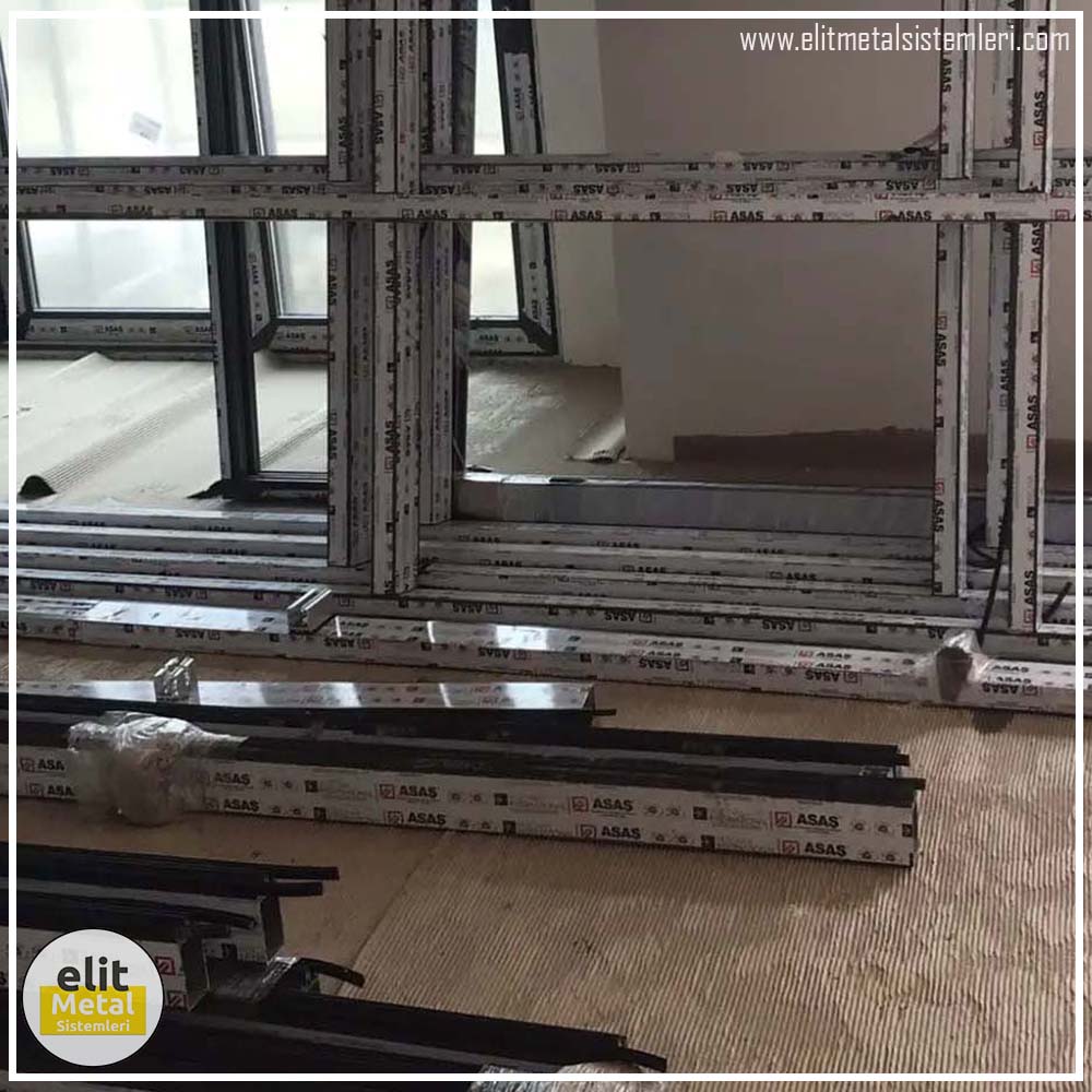 alüminyum çit sistemleri, alüminyum merdiven bariyeri, balkon alüminyum panel, paslanmaz alüminyum güvenlik, dayanıklı alüminyum korkuluk profili, cam panel balkon korkuluğu, temperli cam merdiven paneli, şeffaf cam güvenlik bariyeri, paslanmaz cam bağlantı elemanları, dekoratif cam panel çözümleri, ferforje balkon bariyeri, el işçiliği ferforje panel, özel tasarım ferforje güvenlik, ferforje dış alan koruma, dayanıklı ferforje çit, lazer kesim metal panel, desenli lazer kesim korkuluk, lazer teknoloji ile üretilmiş korkuluk, özel motifli lazer panel, dekoratif lazer metal bariyer, galvaniz mesh panel çit, sanayi tipi mesh güvenlik, tel örgü panel uygulaması, otopark güvenlik paneli, balkon tel panel çözümü, pleksi merdiven paneli, şeffaf pleksi bariyer, dayanıklı pleksi korkuluk, iç mekân pleksi uygulaması, alüminyum duvar tutamaç, merdiven alüminyum tutamak, dayanıklı duvar destek aparatı, motorlu otomatik tente sistemi, açılır kapanır pergole uygulaması, uzaktan kumandalı pergole, motorlu kepenk sistemi, güvenlikli otomatik kepenk, alüminyum çerçeveli kış bahçesi, camlı teras kış bahçesi, kompozit panel dış cephe, alüminyum kaplamalı kompozit panel