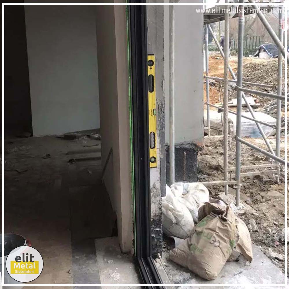 alüminyum çit sistemleri, alüminyum merdiven bariyeri, balkon alüminyum panel, paslanmaz alüminyum güvenlik, dayanıklı alüminyum korkuluk profili, cam panel balkon korkuluğu, temperli cam merdiven paneli, şeffaf cam güvenlik bariyeri, paslanmaz cam bağlantı elemanları, dekoratif cam panel çözümleri, ferforje balkon bariyeri, el işçiliği ferforje panel, özel tasarım ferforje güvenlik, ferforje dış alan koruma, dayanıklı ferforje çit, lazer kesim metal panel, desenli lazer kesim korkuluk, lazer teknoloji ile üretilmiş korkuluk, özel motifli lazer panel, dekoratif lazer metal bariyer, galvaniz mesh panel çit, sanayi tipi mesh güvenlik, tel örgü panel uygulaması, otopark güvenlik paneli, balkon tel panel çözümü, pleksi merdiven paneli, şeffaf pleksi bariyer, dayanıklı pleksi korkuluk, iç mekân pleksi uygulaması, alüminyum duvar tutamaç, merdiven alüminyum tutamak, dayanıklı duvar destek aparatı, motorlu otomatik tente sistemi, açılır kapanır pergole uygulaması, uzaktan kumandalı pergole, motorlu kepenk sistemi, güvenlikli otomatik kepenk, alüminyum çerçeveli kış bahçesi, camlı teras kış bahçesi, kompozit panel dış cephe, alüminyum kaplamalı kompozit panel