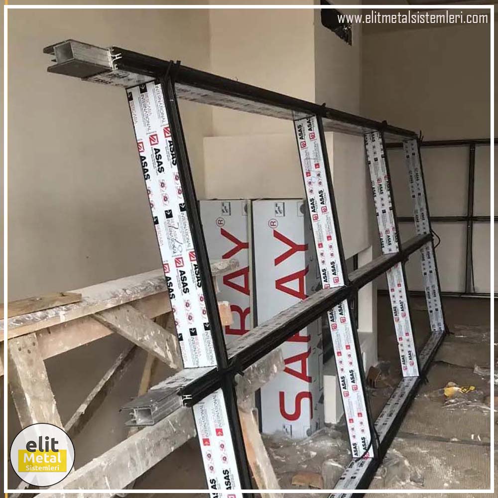 alüminyum çit sistemleri, alüminyum merdiven bariyeri, balkon alüminyum panel, paslanmaz alüminyum güvenlik, dayanıklı alüminyum korkuluk profili, cam panel balkon korkuluğu, temperli cam merdiven paneli, şeffaf cam güvenlik bariyeri, paslanmaz cam bağlantı elemanları, dekoratif cam panel çözümleri, ferforje balkon bariyeri, el işçiliği ferforje panel, özel tasarım ferforje güvenlik, ferforje dış alan koruma, dayanıklı ferforje çit, lazer kesim metal panel, desenli lazer kesim korkuluk, lazer teknoloji ile üretilmiş korkuluk, özel motifli lazer panel, dekoratif lazer metal bariyer, galvaniz mesh panel çit, sanayi tipi mesh güvenlik, tel örgü panel uygulaması, otopark güvenlik paneli, balkon tel panel çözümü, pleksi merdiven paneli, şeffaf pleksi bariyer, dayanıklı pleksi korkuluk, iç mekân pleksi uygulaması, alüminyum duvar tutamaç, merdiven alüminyum tutamak, dayanıklı duvar destek aparatı, motorlu otomatik tente sistemi, açılır kapanır pergole uygulaması, uzaktan kumandalı pergole, motorlu kepenk sistemi, güvenlikli otomatik kepenk, alüminyum çerçeveli kış bahçesi, camlı teras kış bahçesi, kompozit panel dış cephe, alüminyum kaplamalı kompozit panel