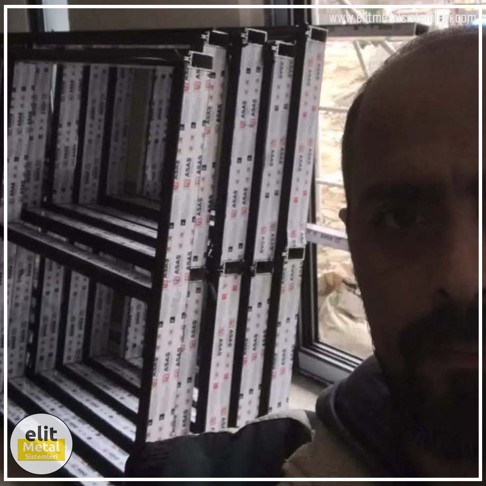 alüminyum çit sistemleri, alüminyum merdiven bariyeri, balkon alüminyum panel, paslanmaz alüminyum güvenlik, dayanıklı alüminyum korkuluk profili, cam panel balkon korkuluğu, temperli cam merdiven paneli, şeffaf cam güvenlik bariyeri, paslanmaz cam bağlantı elemanları, dekoratif cam panel çözümleri, ferforje balkon bariyeri, el işçiliği ferforje panel, özel tasarım ferforje güvenlik, ferforje dış alan koruma, dayanıklı ferforje çit, lazer kesim metal panel, desenli lazer kesim korkuluk, lazer teknoloji ile üretilmiş korkuluk, özel motifli lazer panel, dekoratif lazer metal bariyer, galvaniz mesh panel çit, sanayi tipi mesh güvenlik, tel örgü panel uygulaması, otopark güvenlik paneli, balkon tel panel çözümü, pleksi merdiven paneli, şeffaf pleksi bariyer, dayanıklı pleksi korkuluk, iç mekân pleksi uygulaması, alüminyum duvar tutamaç, merdiven alüminyum tutamak, dayanıklı duvar destek aparatı, motorlu otomatik tente sistemi, açılır kapanır pergole uygulaması, uzaktan kumandalı pergole, motorlu kepenk sistemi, güvenlikli otomatik kepenk, alüminyum çerçeveli kış bahçesi, camlı teras kış bahçesi, kompozit panel dış cephe, alüminyum kaplamalı kompozit panel