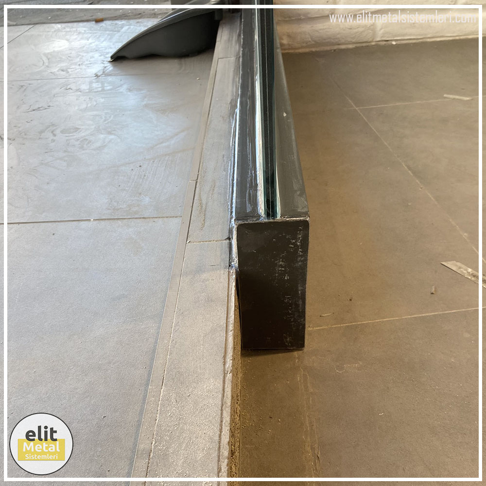 alüminyum çit sistemleri, alüminyum merdiven bariyeri, balkon alüminyum panel, paslanmaz alüminyum güvenlik, dayanıklı alüminyum korkuluk profili, cam panel balkon korkuluğu, temperli cam merdiven paneli, şeffaf cam güvenlik bariyeri, paslanmaz cam bağlantı elemanları, dekoratif cam panel çözümleri, ferforje balkon bariyeri, el işçiliği ferforje panel, özel tasarım ferforje güvenlik, ferforje dış alan koruma, dayanıklı ferforje çit, lazer kesim metal panel, desenli lazer kesim korkuluk, lazer teknoloji ile üretilmiş korkuluk, özel motifli lazer panel, dekoratif lazer metal bariyer, galvaniz mesh panel çit, sanayi tipi mesh güvenlik, tel örgü panel uygulaması, otopark güvenlik paneli, balkon tel panel çözümü, pleksi merdiven paneli, şeffaf pleksi bariyer, dayanıklı pleksi korkuluk, iç mekân pleksi uygulaması, alüminyum duvar tutamaç, merdiven alüminyum tutamak, dayanıklı duvar destek aparatı, motorlu otomatik tente sistemi, açılır kapanır pergole uygulaması, uzaktan kumandalı pergole, motorlu kepenk sistemi, güvenlikli otomatik kepenk, alüminyum çerçeveli kış bahçesi, camlı teras kış bahçesi, kompozit panel dış cephe, alüminyum kaplamalı kompozit panel