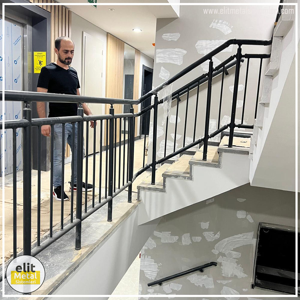 alüminyum çit sistemleri, alüminyum merdiven bariyeri, balkon alüminyum panel, paslanmaz alüminyum güvenlik, dayanıklı alüminyum korkuluk profili, cam panel balkon korkuluğu, temperli cam merdiven paneli, şeffaf cam güvenlik bariyeri, paslanmaz cam bağlantı elemanları, dekoratif cam panel çözümleri, ferforje balkon bariyeri, el işçiliği ferforje panel, özel tasarım ferforje güvenlik, ferforje dış alan koruma, dayanıklı ferforje çit, lazer kesim metal panel, desenli lazer kesim korkuluk, lazer teknoloji ile üretilmiş korkuluk, özel motifli lazer panel, dekoratif lazer metal bariyer, galvaniz mesh panel çit, sanayi tipi mesh güvenlik, tel örgü panel uygulaması, otopark güvenlik paneli, balkon tel panel çözümü, pleksi merdiven paneli, şeffaf pleksi bariyer, dayanıklı pleksi korkuluk, iç mekân pleksi uygulaması, alüminyum duvar tutamaç, merdiven alüminyum tutamak, dayanıklı duvar destek aparatı, motorlu otomatik tente sistemi, açılır kapanır pergole uygulaması, uzaktan kumandalı pergole, motorlu kepenk sistemi, güvenlikli otomatik kepenk, alüminyum çerçeveli kış bahçesi, camlı teras kış bahçesi, kompozit panel dış cephe, alüminyum kaplamalı kompozit panel