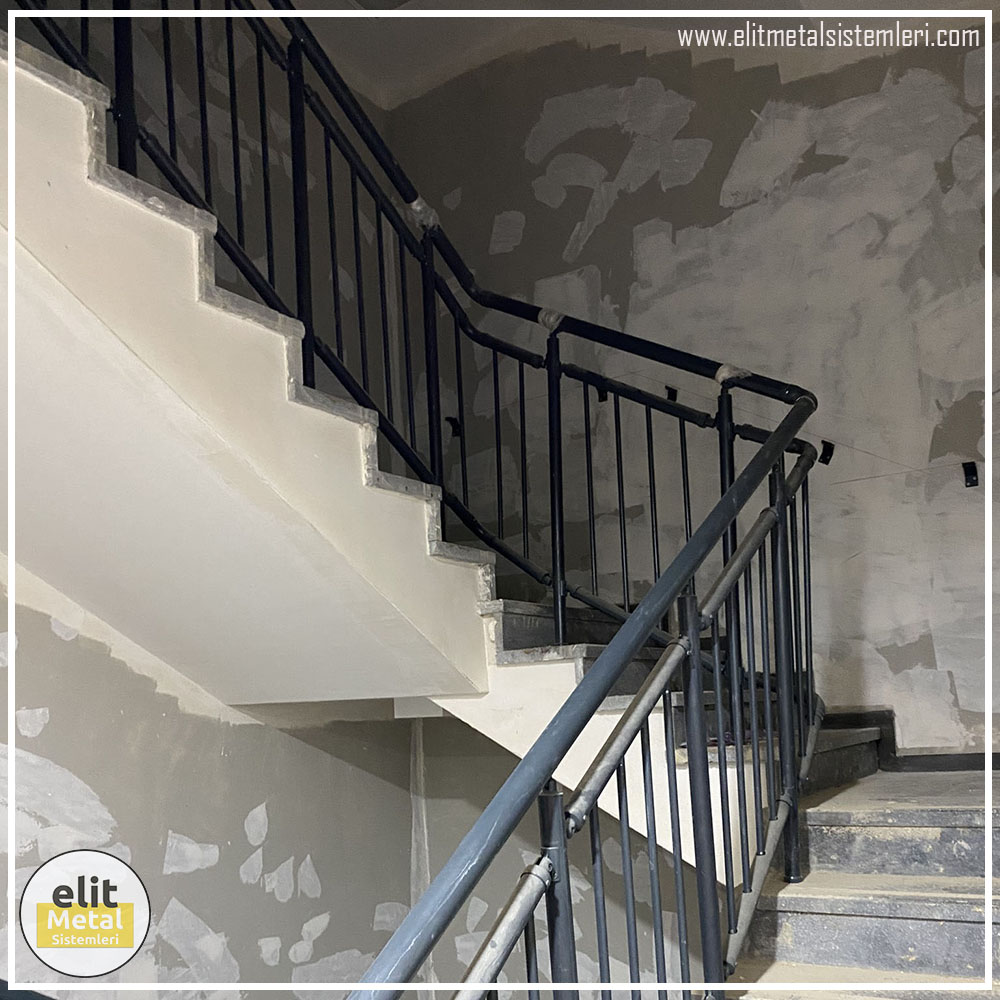 alüminyum çit sistemleri, alüminyum merdiven bariyeri, balkon alüminyum panel, paslanmaz alüminyum güvenlik, dayanıklı alüminyum korkuluk profili, cam panel balkon korkuluğu, temperli cam merdiven paneli, şeffaf cam güvenlik bariyeri, paslanmaz cam bağlantı elemanları, dekoratif cam panel çözümleri, ferforje balkon bariyeri, el işçiliği ferforje panel, özel tasarım ferforje güvenlik, ferforje dış alan koruma, dayanıklı ferforje çit, lazer kesim metal panel, desenli lazer kesim korkuluk, lazer teknoloji ile üretilmiş korkuluk, özel motifli lazer panel, dekoratif lazer metal bariyer, galvaniz mesh panel çit, sanayi tipi mesh güvenlik, tel örgü panel uygulaması, otopark güvenlik paneli, balkon tel panel çözümü, pleksi merdiven paneli, şeffaf pleksi bariyer, dayanıklı pleksi korkuluk, iç mekân pleksi uygulaması, alüminyum duvar tutamaç, merdiven alüminyum tutamak, dayanıklı duvar destek aparatı, motorlu otomatik tente sistemi, açılır kapanır pergole uygulaması, uzaktan kumandalı pergole, motorlu kepenk sistemi, güvenlikli otomatik kepenk, alüminyum çerçeveli kış bahçesi, camlı teras kış bahçesi, kompozit panel dış cephe, alüminyum kaplamalı kompozit panel