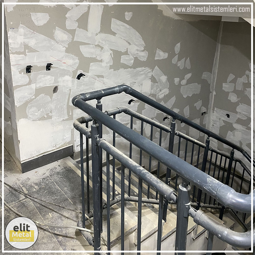 alüminyum çit sistemleri, alüminyum merdiven bariyeri, balkon alüminyum panel, paslanmaz alüminyum güvenlik, dayanıklı alüminyum korkuluk profili, cam panel balkon korkuluğu, temperli cam merdiven paneli, şeffaf cam güvenlik bariyeri, paslanmaz cam bağlantı elemanları, dekoratif cam panel çözümleri, ferforje balkon bariyeri, el işçiliği ferforje panel, özel tasarım ferforje güvenlik, ferforje dış alan koruma, dayanıklı ferforje çit, lazer kesim metal panel, desenli lazer kesim korkuluk, lazer teknoloji ile üretilmiş korkuluk, özel motifli lazer panel, dekoratif lazer metal bariyer, galvaniz mesh panel çit, sanayi tipi mesh güvenlik, tel örgü panel uygulaması, otopark güvenlik paneli, balkon tel panel çözümü, pleksi merdiven paneli, şeffaf pleksi bariyer, dayanıklı pleksi korkuluk, iç mekân pleksi uygulaması, alüminyum duvar tutamaç, merdiven alüminyum tutamak, dayanıklı duvar destek aparatı, motorlu otomatik tente sistemi, açılır kapanır pergole uygulaması, uzaktan kumandalı pergole, motorlu kepenk sistemi, güvenlikli otomatik kepenk, alüminyum çerçeveli kış bahçesi, camlı teras kış bahçesi, kompozit panel dış cephe, alüminyum kaplamalı kompozit panel