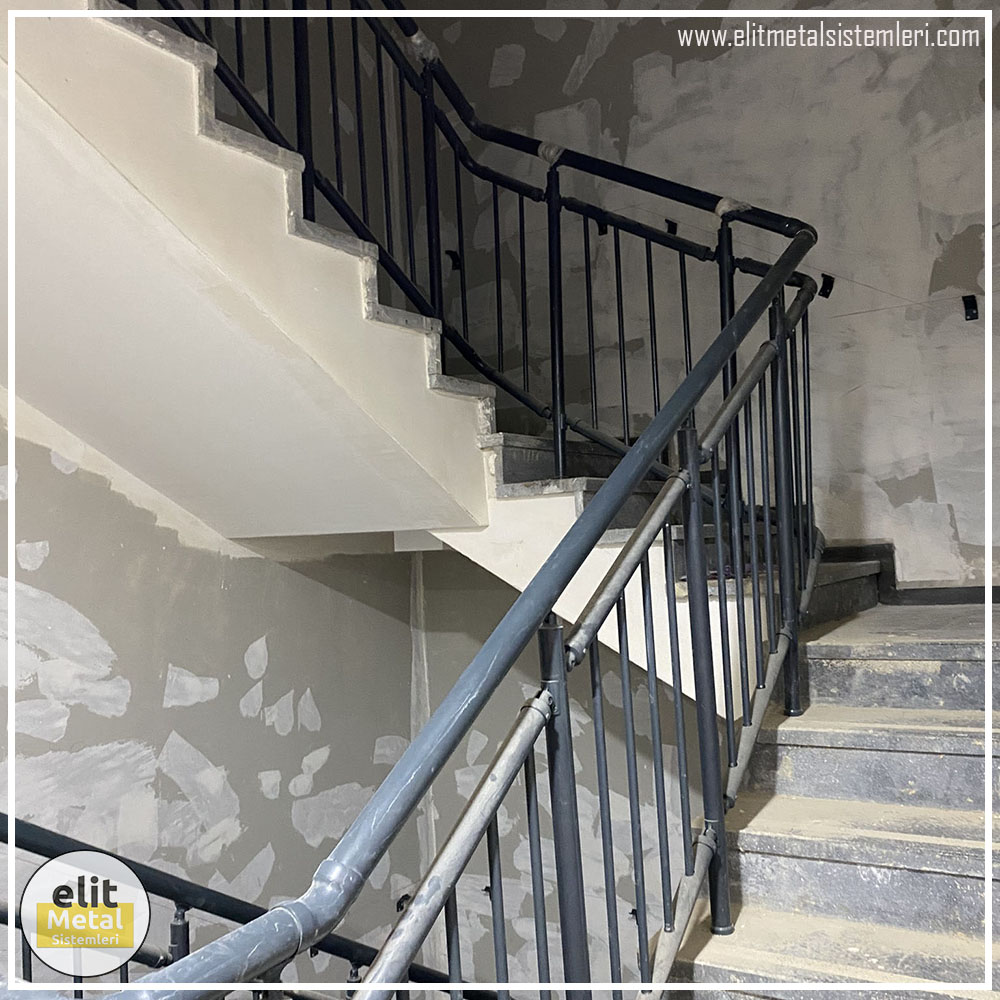 alüminyum çit sistemleri, alüminyum merdiven bariyeri, balkon alüminyum panel, paslanmaz alüminyum güvenlik, dayanıklı alüminyum korkuluk profili, cam panel balkon korkuluğu, temperli cam merdiven paneli, şeffaf cam güvenlik bariyeri, paslanmaz cam bağlantı elemanları, dekoratif cam panel çözümleri, ferforje balkon bariyeri, el işçiliği ferforje panel, özel tasarım ferforje güvenlik, ferforje dış alan koruma, dayanıklı ferforje çit, lazer kesim metal panel, desenli lazer kesim korkuluk, lazer teknoloji ile üretilmiş korkuluk, özel motifli lazer panel, dekoratif lazer metal bariyer, galvaniz mesh panel çit, sanayi tipi mesh güvenlik, tel örgü panel uygulaması, otopark güvenlik paneli, balkon tel panel çözümü, pleksi merdiven paneli, şeffaf pleksi bariyer, dayanıklı pleksi korkuluk, iç mekân pleksi uygulaması, alüminyum duvar tutamaç, merdiven alüminyum tutamak, dayanıklı duvar destek aparatı, motorlu otomatik tente sistemi, açılır kapanır pergole uygulaması, uzaktan kumandalı pergole, motorlu kepenk sistemi, güvenlikli otomatik kepenk, alüminyum çerçeveli kış bahçesi, camlı teras kış bahçesi, kompozit panel dış cephe, alüminyum kaplamalı kompozit panel