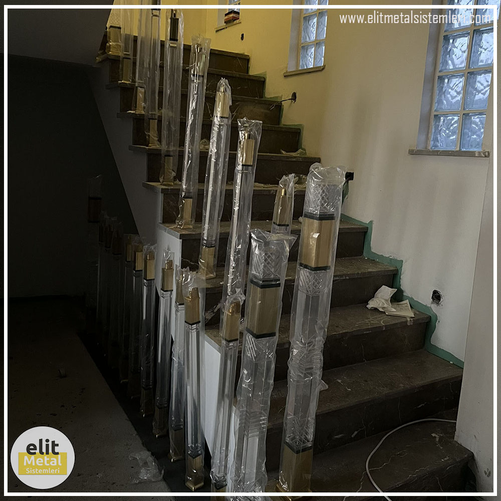 alüminyum çit sistemleri, alüminyum merdiven bariyeri, balkon alüminyum panel, paslanmaz alüminyum güvenlik, dayanıklı alüminyum korkuluk profili, cam panel balkon korkuluğu, temperli cam merdiven paneli, şeffaf cam güvenlik bariyeri, paslanmaz cam bağlantı elemanları, dekoratif cam panel çözümleri, ferforje balkon bariyeri, el işçiliği ferforje panel, özel tasarım ferforje güvenlik, ferforje dış alan koruma, dayanıklı ferforje çit, lazer kesim metal panel, desenli lazer kesim korkuluk, lazer teknoloji ile üretilmiş korkuluk, özel motifli lazer panel, dekoratif lazer metal bariyer, galvaniz mesh panel çit, sanayi tipi mesh güvenlik, tel örgü panel uygulaması, otopark güvenlik paneli, balkon tel panel çözümü, pleksi merdiven paneli, şeffaf pleksi bariyer, dayanıklı pleksi korkuluk, iç mekân pleksi uygulaması, alüminyum duvar tutamaç, merdiven alüminyum tutamak, dayanıklı duvar destek aparatı, motorlu otomatik tente sistemi, açılır kapanır pergole uygulaması, uzaktan kumandalı pergole, motorlu kepenk sistemi, güvenlikli otomatik kepenk, alüminyum çerçeveli kış bahçesi, camlı teras kış bahçesi, kompozit panel dış cephe, alüminyum kaplamalı kompozit panel