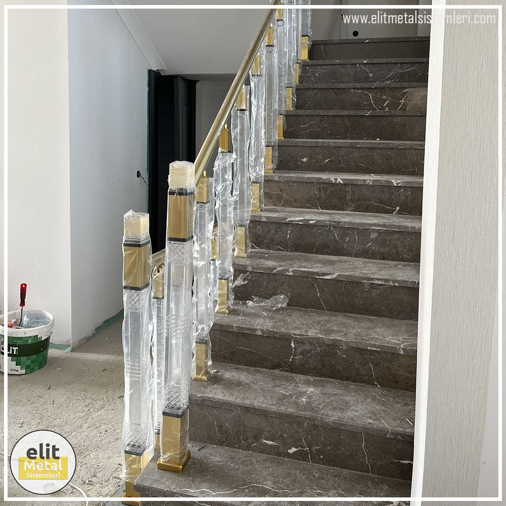 alüminyum çit sistemleri, alüminyum merdiven bariyeri, balkon alüminyum panel, paslanmaz alüminyum güvenlik, dayanıklı alüminyum korkuluk profili, cam panel balkon korkuluğu, temperli cam merdiven paneli, şeffaf cam güvenlik bariyeri, paslanmaz cam bağlantı elemanları, dekoratif cam panel çözümleri, ferforje balkon bariyeri, el işçiliği ferforje panel, özel tasarım ferforje güvenlik, ferforje dış alan koruma, dayanıklı ferforje çit, lazer kesim metal panel, desenli lazer kesim korkuluk, lazer teknoloji ile üretilmiş korkuluk, özel motifli lazer panel, dekoratif lazer metal bariyer, galvaniz mesh panel çit, sanayi tipi mesh güvenlik, tel örgü panel uygulaması, otopark güvenlik paneli, balkon tel panel çözümü, pleksi merdiven paneli, şeffaf pleksi bariyer, dayanıklı pleksi korkuluk, iç mekân pleksi uygulaması, alüminyum duvar tutamaç, merdiven alüminyum tutamak, dayanıklı duvar destek aparatı, motorlu otomatik tente sistemi, açılır kapanır pergole uygulaması, uzaktan kumandalı pergole, motorlu kepenk sistemi, güvenlikli otomatik kepenk, alüminyum çerçeveli kış bahçesi, camlı teras kış bahçesi, kompozit panel dış cephe, alüminyum kaplamalı kompozit panel