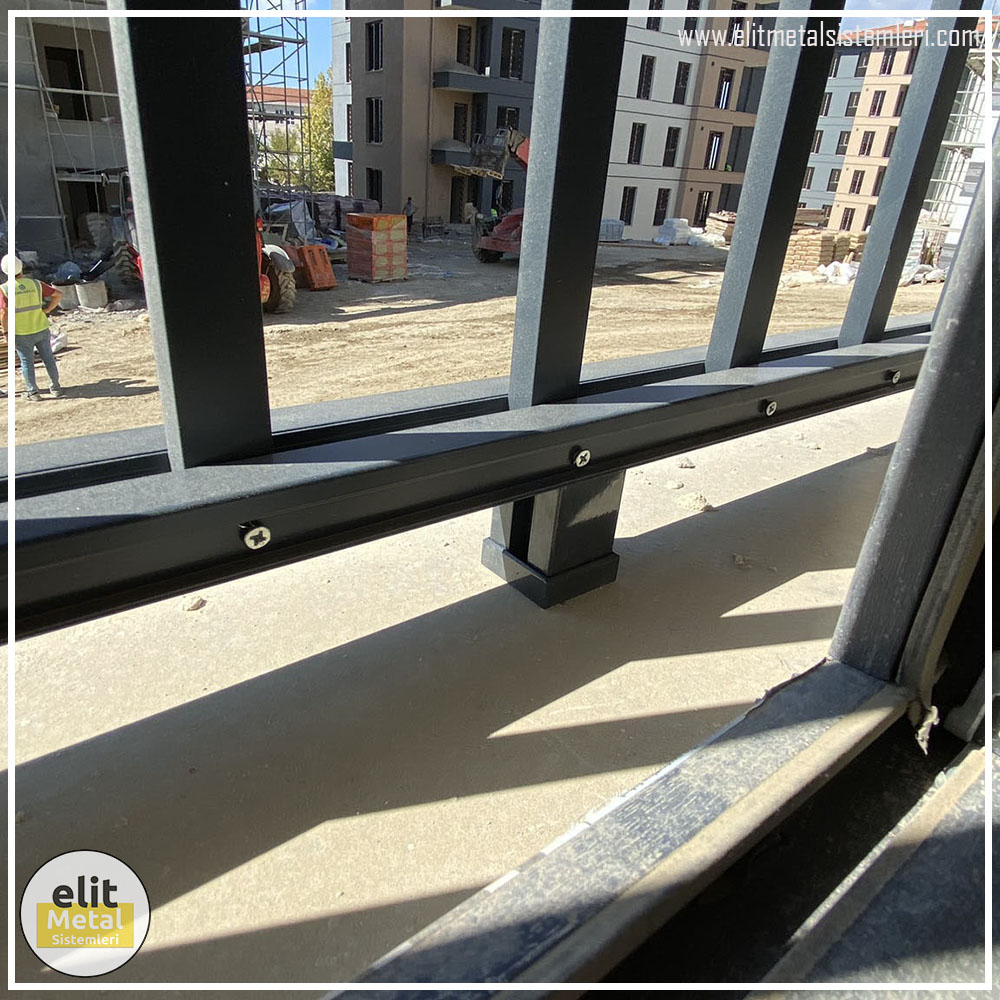 alüminyum çit sistemleri, alüminyum merdiven bariyeri, balkon alüminyum panel, paslanmaz alüminyum güvenlik, dayanıklı alüminyum korkuluk profili, cam panel balkon korkuluğu, temperli cam merdiven paneli, şeffaf cam güvenlik bariyeri, paslanmaz cam bağlantı elemanları, dekoratif cam panel çözümleri, ferforje balkon bariyeri, el işçiliği ferforje panel, özel tasarım ferforje güvenlik, ferforje dış alan koruma, dayanıklı ferforje çit, lazer kesim metal panel, desenli lazer kesim korkuluk, lazer teknoloji ile üretilmiş korkuluk, özel motifli lazer panel, dekoratif lazer metal bariyer, galvaniz mesh panel çit, sanayi tipi mesh güvenlik, tel örgü panel uygulaması, otopark güvenlik paneli, balkon tel panel çözümü, pleksi merdiven paneli, şeffaf pleksi bariyer, dayanıklı pleksi korkuluk, iç mekân pleksi uygulaması, alüminyum duvar tutamaç, merdiven alüminyum tutamak, dayanıklı duvar destek aparatı, motorlu otomatik tente sistemi, açılır kapanır pergole uygulaması, uzaktan kumandalı pergole, motorlu kepenk sistemi, güvenlikli otomatik kepenk, alüminyum çerçeveli kış bahçesi, camlı teras kış bahçesi, kompozit panel dış cephe, alüminyum kaplamalı kompozit panel