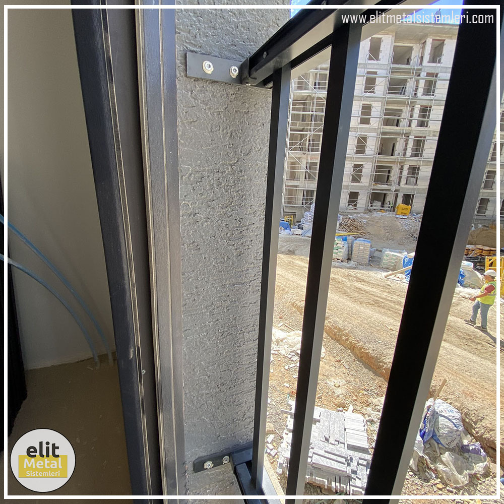 alüminyum çit sistemleri, alüminyum merdiven bariyeri, balkon alüminyum panel, paslanmaz alüminyum güvenlik, dayanıklı alüminyum korkuluk profili, cam panel balkon korkuluğu, temperli cam merdiven paneli, şeffaf cam güvenlik bariyeri, paslanmaz cam bağlantı elemanları, dekoratif cam panel çözümleri, ferforje balkon bariyeri, el işçiliği ferforje panel, özel tasarım ferforje güvenlik, ferforje dış alan koruma, dayanıklı ferforje çit, lazer kesim metal panel, desenli lazer kesim korkuluk, lazer teknoloji ile üretilmiş korkuluk, özel motifli lazer panel, dekoratif lazer metal bariyer, galvaniz mesh panel çit, sanayi tipi mesh güvenlik, tel örgü panel uygulaması, otopark güvenlik paneli, balkon tel panel çözümü, pleksi merdiven paneli, şeffaf pleksi bariyer, dayanıklı pleksi korkuluk, iç mekân pleksi uygulaması, alüminyum duvar tutamaç, merdiven alüminyum tutamak, dayanıklı duvar destek aparatı, motorlu otomatik tente sistemi, açılır kapanır pergole uygulaması, uzaktan kumandalı pergole, motorlu kepenk sistemi, güvenlikli otomatik kepenk, alüminyum çerçeveli kış bahçesi, camlı teras kış bahçesi, kompozit panel dış cephe, alüminyum kaplamalı kompozit panel