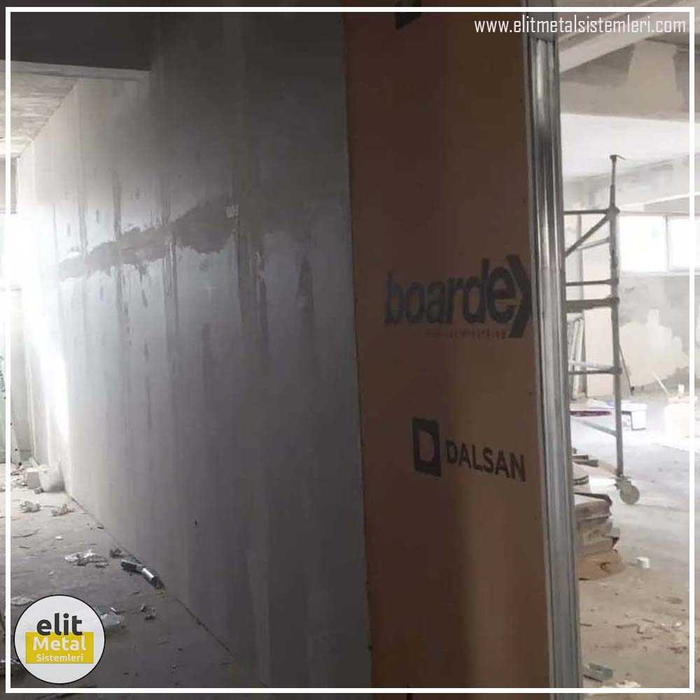 alüminyum çit sistemleri, alüminyum merdiven bariyeri, balkon alüminyum panel, paslanmaz alüminyum güvenlik, dayanıklı alüminyum korkuluk profili, cam panel balkon korkuluğu, temperli cam merdiven paneli, şeffaf cam güvenlik bariyeri, paslanmaz cam bağlantı elemanları, dekoratif cam panel çözümleri, ferforje balkon bariyeri, el işçiliği ferforje panel, özel tasarım ferforje güvenlik, ferforje dış alan koruma, dayanıklı ferforje çit, lazer kesim metal panel, desenli lazer kesim korkuluk, lazer teknoloji ile üretilmiş korkuluk, özel motifli lazer panel, dekoratif lazer metal bariyer, galvaniz mesh panel çit, sanayi tipi mesh güvenlik, tel örgü panel uygulaması, otopark güvenlik paneli, balkon tel panel çözümü, pleksi merdiven paneli, şeffaf pleksi bariyer, dayanıklı pleksi korkuluk, iç mekân pleksi uygulaması, alüminyum duvar tutamaç, merdiven alüminyum tutamak, dayanıklı duvar destek aparatı, motorlu otomatik tente sistemi, açılır kapanır pergole uygulaması, uzaktan kumandalı pergole, motorlu kepenk sistemi, güvenlikli otomatik kepenk, alüminyum çerçeveli kış bahçesi, camlı teras kış bahçesi, kompozit panel dış cephe, alüminyum kaplamalı kompozit panel