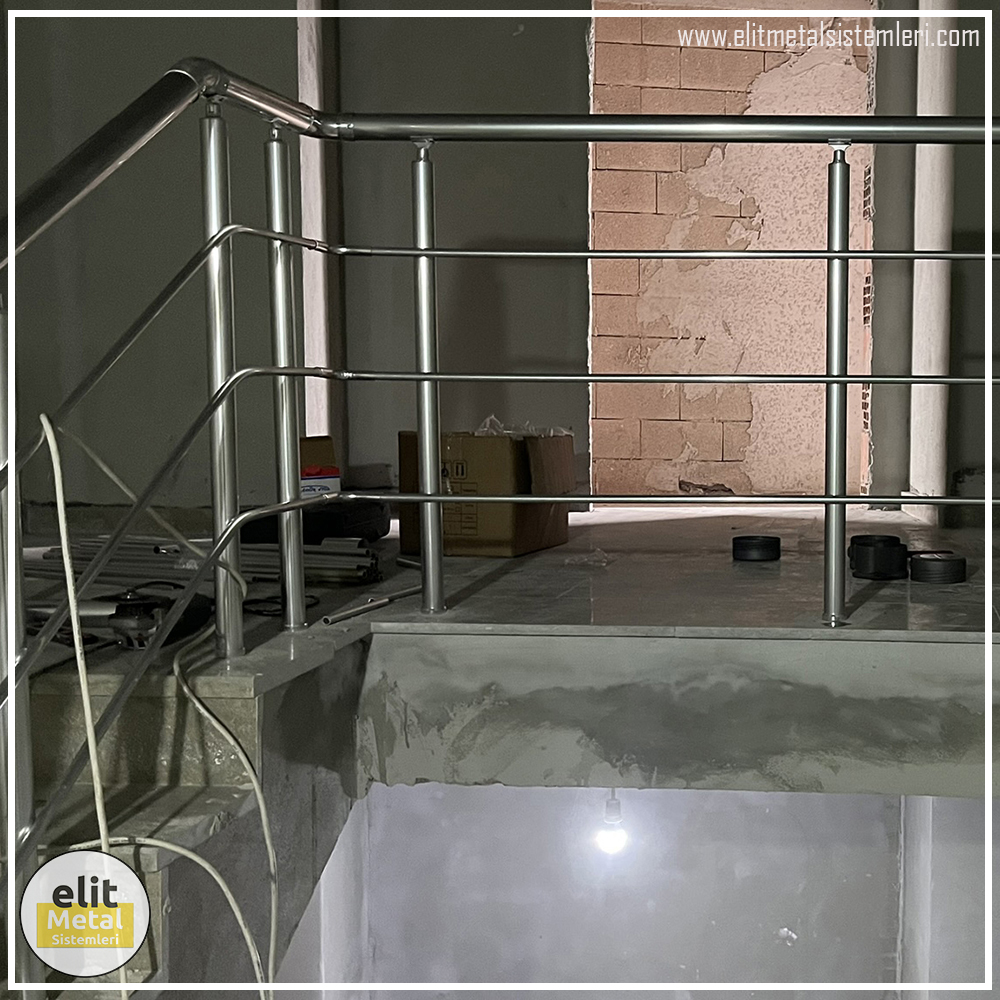 alüminyum çit sistemleri, alüminyum merdiven bariyeri, balkon alüminyum panel, paslanmaz alüminyum güvenlik, dayanıklı alüminyum korkuluk profili, cam panel balkon korkuluğu, temperli cam merdiven paneli, şeffaf cam güvenlik bariyeri, paslanmaz cam bağlantı elemanları, dekoratif cam panel çözümleri, ferforje balkon bariyeri, el işçiliği ferforje panel, özel tasarım ferforje güvenlik, ferforje dış alan koruma, dayanıklı ferforje çit, lazer kesim metal panel, desenli lazer kesim korkuluk, lazer teknoloji ile üretilmiş korkuluk, özel motifli lazer panel, dekoratif lazer metal bariyer, galvaniz mesh panel çit, sanayi tipi mesh güvenlik, tel örgü panel uygulaması, otopark güvenlik paneli, balkon tel panel çözümü, pleksi merdiven paneli, şeffaf pleksi bariyer, dayanıklı pleksi korkuluk, iç mekân pleksi uygulaması, alüminyum duvar tutamaç, merdiven alüminyum tutamak, dayanıklı duvar destek aparatı, motorlu otomatik tente sistemi, açılır kapanır pergole uygulaması, uzaktan kumandalı pergole, motorlu kepenk sistemi, güvenlikli otomatik kepenk, alüminyum çerçeveli kış bahçesi, camlı teras kış bahçesi, kompozit panel dış cephe, alüminyum kaplamalı kompozit panel