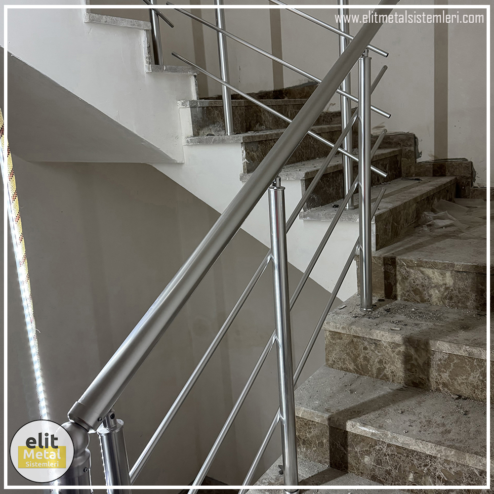 alüminyum çit sistemleri, alüminyum merdiven bariyeri, balkon alüminyum panel, paslanmaz alüminyum güvenlik, dayanıklı alüminyum korkuluk profili, cam panel balkon korkuluğu, temperli cam merdiven paneli, şeffaf cam güvenlik bariyeri, paslanmaz cam bağlantı elemanları, dekoratif cam panel çözümleri, ferforje balkon bariyeri, el işçiliği ferforje panel, özel tasarım ferforje güvenlik, ferforje dış alan koruma, dayanıklı ferforje çit, lazer kesim metal panel, desenli lazer kesim korkuluk, lazer teknoloji ile üretilmiş korkuluk, özel motifli lazer panel, dekoratif lazer metal bariyer, galvaniz mesh panel çit, sanayi tipi mesh güvenlik, tel örgü panel uygulaması, otopark güvenlik paneli, balkon tel panel çözümü, pleksi merdiven paneli, şeffaf pleksi bariyer, dayanıklı pleksi korkuluk, iç mekân pleksi uygulaması, alüminyum duvar tutamaç, merdiven alüminyum tutamak, dayanıklı duvar destek aparatı, motorlu otomatik tente sistemi, açılır kapanır pergole uygulaması, uzaktan kumandalı pergole, motorlu kepenk sistemi, güvenlikli otomatik kepenk, alüminyum çerçeveli kış bahçesi, camlı teras kış bahçesi, kompozit panel dış cephe, alüminyum kaplamalı kompozit panel