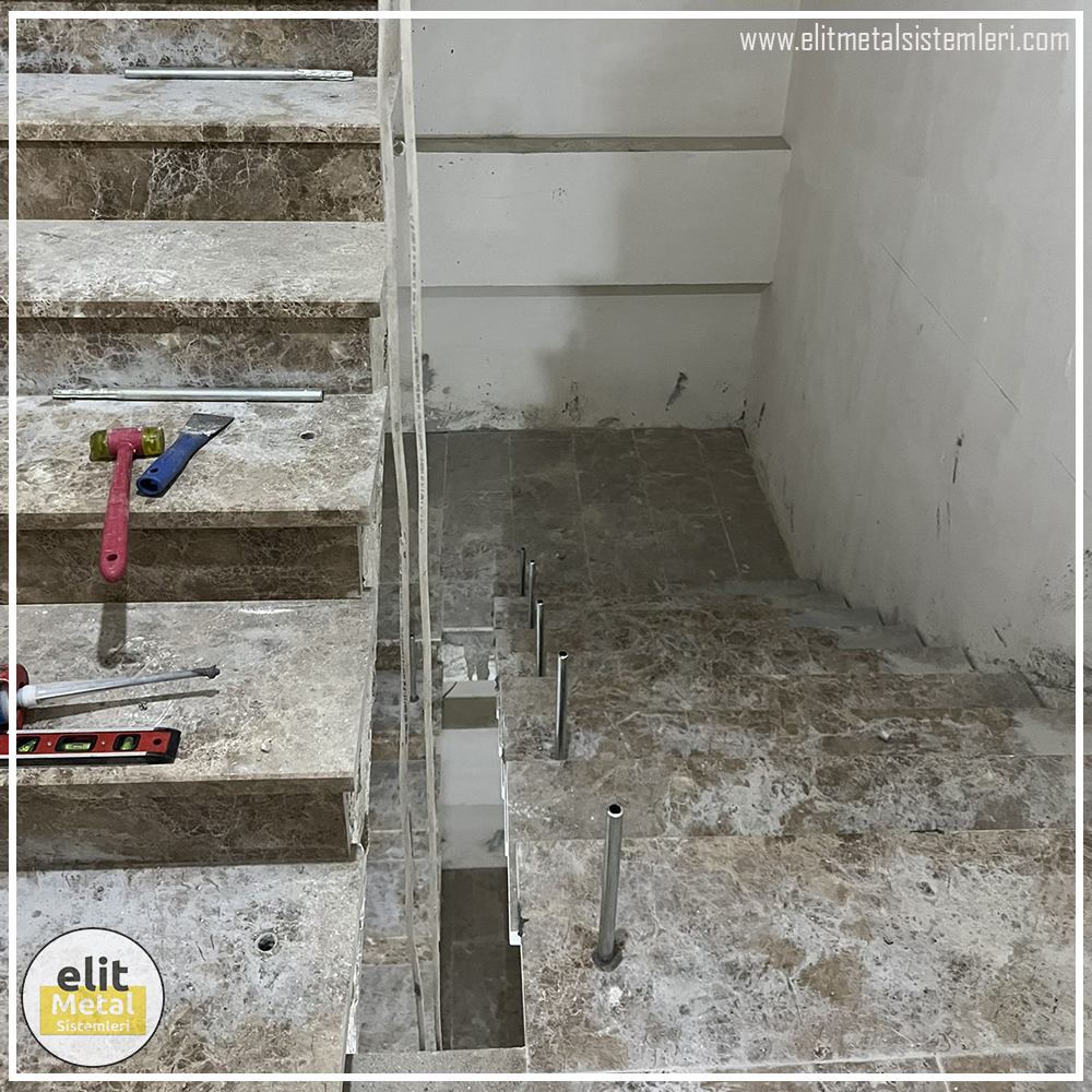 alüminyum çit sistemleri, alüminyum merdiven bariyeri, balkon alüminyum panel, paslanmaz alüminyum güvenlik, dayanıklı alüminyum korkuluk profili, cam panel balkon korkuluğu, temperli cam merdiven paneli, şeffaf cam güvenlik bariyeri, paslanmaz cam bağlantı elemanları, dekoratif cam panel çözümleri, ferforje balkon bariyeri, el işçiliği ferforje panel, özel tasarım ferforje güvenlik, ferforje dış alan koruma, dayanıklı ferforje çit, lazer kesim metal panel, desenli lazer kesim korkuluk, lazer teknoloji ile üretilmiş korkuluk, özel motifli lazer panel, dekoratif lazer metal bariyer, galvaniz mesh panel çit, sanayi tipi mesh güvenlik, tel örgü panel uygulaması, otopark güvenlik paneli, balkon tel panel çözümü, pleksi merdiven paneli, şeffaf pleksi bariyer, dayanıklı pleksi korkuluk, iç mekân pleksi uygulaması, alüminyum duvar tutamaç, merdiven alüminyum tutamak, dayanıklı duvar destek aparatı, motorlu otomatik tente sistemi, açılır kapanır pergole uygulaması, uzaktan kumandalı pergole, motorlu kepenk sistemi, güvenlikli otomatik kepenk, alüminyum çerçeveli kış bahçesi, camlı teras kış bahçesi, kompozit panel dış cephe, alüminyum kaplamalı kompozit panel