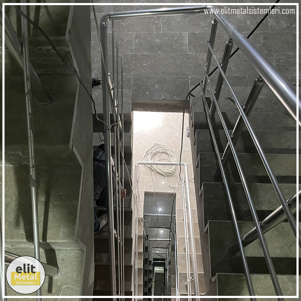 alüminyum çit sistemleri, alüminyum merdiven bariyeri, balkon alüminyum panel, paslanmaz alüminyum güvenlik, dayanıklı alüminyum korkuluk profili, cam panel balkon korkuluğu, temperli cam merdiven paneli, şeffaf cam güvenlik bariyeri, paslanmaz cam bağlantı elemanları, dekoratif cam panel çözümleri, ferforje balkon bariyeri, el işçiliği ferforje panel, özel tasarım ferforje güvenlik, ferforje dış alan koruma, dayanıklı ferforje çit, lazer kesim metal panel, desenli lazer kesim korkuluk, lazer teknoloji ile üretilmiş korkuluk, özel motifli lazer panel, dekoratif lazer metal bariyer, galvaniz mesh panel çit, sanayi tipi mesh güvenlik, tel örgü panel uygulaması, otopark güvenlik paneli, balkon tel panel çözümü, pleksi merdiven paneli, şeffaf pleksi bariyer, dayanıklı pleksi korkuluk, iç mekân pleksi uygulaması, alüminyum duvar tutamaç, merdiven alüminyum tutamak, dayanıklı duvar destek aparatı, motorlu otomatik tente sistemi, açılır kapanır pergole uygulaması, uzaktan kumandalı pergole, motorlu kepenk sistemi, güvenlikli otomatik kepenk, alüminyum çerçeveli kış bahçesi, camlı teras kış bahçesi, kompozit panel dış cephe, alüminyum kaplamalı kompozit panel