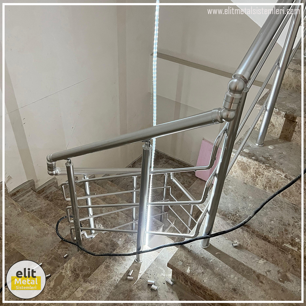 alüminyum çit sistemleri, alüminyum merdiven bariyeri, balkon alüminyum panel, paslanmaz alüminyum güvenlik, dayanıklı alüminyum korkuluk profili, cam panel balkon korkuluğu, temperli cam merdiven paneli, şeffaf cam güvenlik bariyeri, paslanmaz cam bağlantı elemanları, dekoratif cam panel çözümleri, ferforje balkon bariyeri, el işçiliği ferforje panel, özel tasarım ferforje güvenlik, ferforje dış alan koruma, dayanıklı ferforje çit, lazer kesim metal panel, desenli lazer kesim korkuluk, lazer teknoloji ile üretilmiş korkuluk, özel motifli lazer panel, dekoratif lazer metal bariyer, galvaniz mesh panel çit, sanayi tipi mesh güvenlik, tel örgü panel uygulaması, otopark güvenlik paneli, balkon tel panel çözümü, pleksi merdiven paneli, şeffaf pleksi bariyer, dayanıklı pleksi korkuluk, iç mekân pleksi uygulaması, alüminyum duvar tutamaç, merdiven alüminyum tutamak, dayanıklı duvar destek aparatı, motorlu otomatik tente sistemi, açılır kapanır pergole uygulaması, uzaktan kumandalı pergole, motorlu kepenk sistemi, güvenlikli otomatik kepenk, alüminyum çerçeveli kış bahçesi, camlı teras kış bahçesi, kompozit panel dış cephe, alüminyum kaplamalı kompozit panel