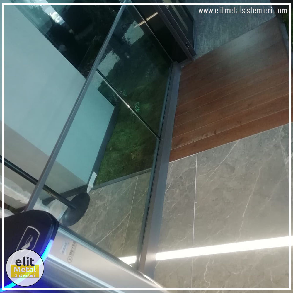 alüminyum çit sistemleri, alüminyum merdiven bariyeri, balkon alüminyum panel, paslanmaz alüminyum güvenlik, dayanıklı alüminyum korkuluk profili, cam panel balkon korkuluğu, temperli cam merdiven paneli, şeffaf cam güvenlik bariyeri, paslanmaz cam bağlantı elemanları, dekoratif cam panel çözümleri, ferforje balkon bariyeri, el işçiliği ferforje panel, özel tasarım ferforje güvenlik, ferforje dış alan koruma, dayanıklı ferforje çit, lazer kesim metal panel, desenli lazer kesim korkuluk, lazer teknoloji ile üretilmiş korkuluk, özel motifli lazer panel, dekoratif lazer metal bariyer, galvaniz mesh panel çit, sanayi tipi mesh güvenlik, tel örgü panel uygulaması, otopark güvenlik paneli, balkon tel panel çözümü, pleksi merdiven paneli, şeffaf pleksi bariyer, dayanıklı pleksi korkuluk, iç mekân pleksi uygulaması, alüminyum duvar tutamaç, merdiven alüminyum tutamak, dayanıklı duvar destek aparatı, motorlu otomatik tente sistemi, açılır kapanır pergole uygulaması, uzaktan kumandalı pergole, motorlu kepenk sistemi, güvenlikli otomatik kepenk, alüminyum çerçeveli kış bahçesi, camlı teras kış bahçesi, kompozit panel dış cephe, alüminyum kaplamalı kompozit panel