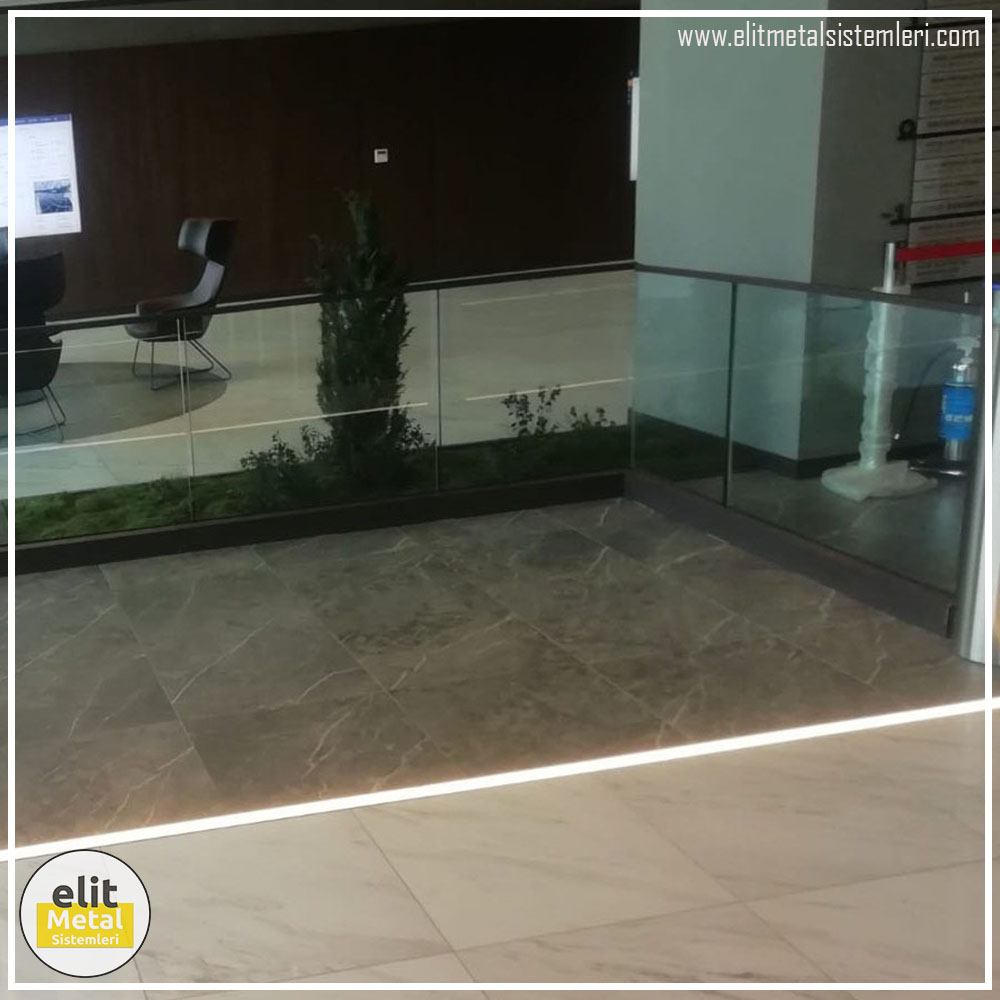 alüminyum çit sistemleri, alüminyum merdiven bariyeri, balkon alüminyum panel, paslanmaz alüminyum güvenlik, dayanıklı alüminyum korkuluk profili, cam panel balkon korkuluğu, temperli cam merdiven paneli, şeffaf cam güvenlik bariyeri, paslanmaz cam bağlantı elemanları, dekoratif cam panel çözümleri, ferforje balkon bariyeri, el işçiliği ferforje panel, özel tasarım ferforje güvenlik, ferforje dış alan koruma, dayanıklı ferforje çit, lazer kesim metal panel, desenli lazer kesim korkuluk, lazer teknoloji ile üretilmiş korkuluk, özel motifli lazer panel, dekoratif lazer metal bariyer, galvaniz mesh panel çit, sanayi tipi mesh güvenlik, tel örgü panel uygulaması, otopark güvenlik paneli, balkon tel panel çözümü, pleksi merdiven paneli, şeffaf pleksi bariyer, dayanıklı pleksi korkuluk, iç mekân pleksi uygulaması, alüminyum duvar tutamaç, merdiven alüminyum tutamak, dayanıklı duvar destek aparatı, motorlu otomatik tente sistemi, açılır kapanır pergole uygulaması, uzaktan kumandalı pergole, motorlu kepenk sistemi, güvenlikli otomatik kepenk, alüminyum çerçeveli kış bahçesi, camlı teras kış bahçesi, kompozit panel dış cephe, alüminyum kaplamalı kompozit panel