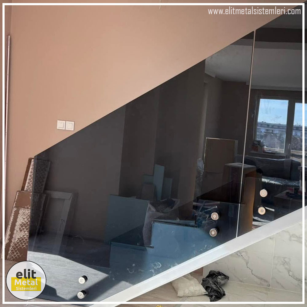 alüminyum çit sistemleri, alüminyum merdiven bariyeri, balkon alüminyum panel, paslanmaz alüminyum güvenlik, dayanıklı alüminyum korkuluk profili, cam panel balkon korkuluğu, temperli cam merdiven paneli, şeffaf cam güvenlik bariyeri, paslanmaz cam bağlantı elemanları, dekoratif cam panel çözümleri, ferforje balkon bariyeri, el işçiliği ferforje panel, özel tasarım ferforje güvenlik, ferforje dış alan koruma, dayanıklı ferforje çit, lazer kesim metal panel, desenli lazer kesim korkuluk, lazer teknoloji ile üretilmiş korkuluk, özel motifli lazer panel, dekoratif lazer metal bariyer, galvaniz mesh panel çit, sanayi tipi mesh güvenlik, tel örgü panel uygulaması, otopark güvenlik paneli, balkon tel panel çözümü, pleksi merdiven paneli, şeffaf pleksi bariyer, dayanıklı pleksi korkuluk, iç mekân pleksi uygulaması, alüminyum duvar tutamaç, merdiven alüminyum tutamak, dayanıklı duvar destek aparatı, motorlu otomatik tente sistemi, açılır kapanır pergole uygulaması, uzaktan kumandalı pergole, motorlu kepenk sistemi, güvenlikli otomatik kepenk, alüminyum çerçeveli kış bahçesi, camlı teras kış bahçesi, kompozit panel dış cephe, alüminyum kaplamalı kompozit panel