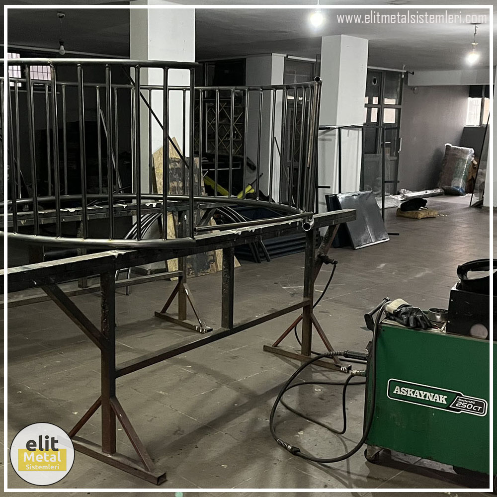 alüminyum çit sistemleri, alüminyum merdiven bariyeri, balkon alüminyum panel, paslanmaz alüminyum güvenlik, dayanıklı alüminyum korkuluk profili, cam panel balkon korkuluğu, temperli cam merdiven paneli, şeffaf cam güvenlik bariyeri, paslanmaz cam bağlantı elemanları, dekoratif cam panel çözümleri, ferforje balkon bariyeri, el işçiliği ferforje panel, özel tasarım ferforje güvenlik, ferforje dış alan koruma, dayanıklı ferforje çit, lazer kesim metal panel, desenli lazer kesim korkuluk, lazer teknoloji ile üretilmiş korkuluk, özel motifli lazer panel, dekoratif lazer metal bariyer, galvaniz mesh panel çit, sanayi tipi mesh güvenlik, tel örgü panel uygulaması, otopark güvenlik paneli, balkon tel panel çözümü, pleksi merdiven paneli, şeffaf pleksi bariyer, dayanıklı pleksi korkuluk, iç mekân pleksi uygulaması, alüminyum duvar tutamaç, merdiven alüminyum tutamak, dayanıklı duvar destek aparatı, motorlu otomatik tente sistemi, açılır kapanır pergole uygulaması, uzaktan kumandalı pergole, motorlu kepenk sistemi, güvenlikli otomatik kepenk, alüminyum çerçeveli kış bahçesi, camlı teras kış bahçesi, kompozit panel dış cephe, alüminyum kaplamalı kompozit panel