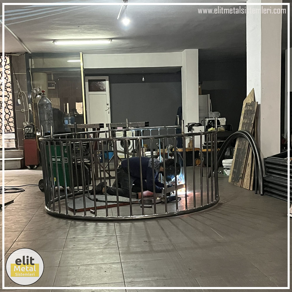 alüminyum çit sistemleri, alüminyum merdiven bariyeri, balkon alüminyum panel, paslanmaz alüminyum güvenlik, dayanıklı alüminyum korkuluk profili, cam panel balkon korkuluğu, temperli cam merdiven paneli, şeffaf cam güvenlik bariyeri, paslanmaz cam bağlantı elemanları, dekoratif cam panel çözümleri, ferforje balkon bariyeri, el işçiliği ferforje panel, özel tasarım ferforje güvenlik, ferforje dış alan koruma, dayanıklı ferforje çit, lazer kesim metal panel, desenli lazer kesim korkuluk, lazer teknoloji ile üretilmiş korkuluk, özel motifli lazer panel, dekoratif lazer metal bariyer, galvaniz mesh panel çit, sanayi tipi mesh güvenlik, tel örgü panel uygulaması, otopark güvenlik paneli, balkon tel panel çözümü, pleksi merdiven paneli, şeffaf pleksi bariyer, dayanıklı pleksi korkuluk, iç mekân pleksi uygulaması, alüminyum duvar tutamaç, merdiven alüminyum tutamak, dayanıklı duvar destek aparatı, motorlu otomatik tente sistemi, açılır kapanır pergole uygulaması, uzaktan kumandalı pergole, motorlu kepenk sistemi, güvenlikli otomatik kepenk, alüminyum çerçeveli kış bahçesi, camlı teras kış bahçesi, kompozit panel dış cephe, alüminyum kaplamalı kompozit panel