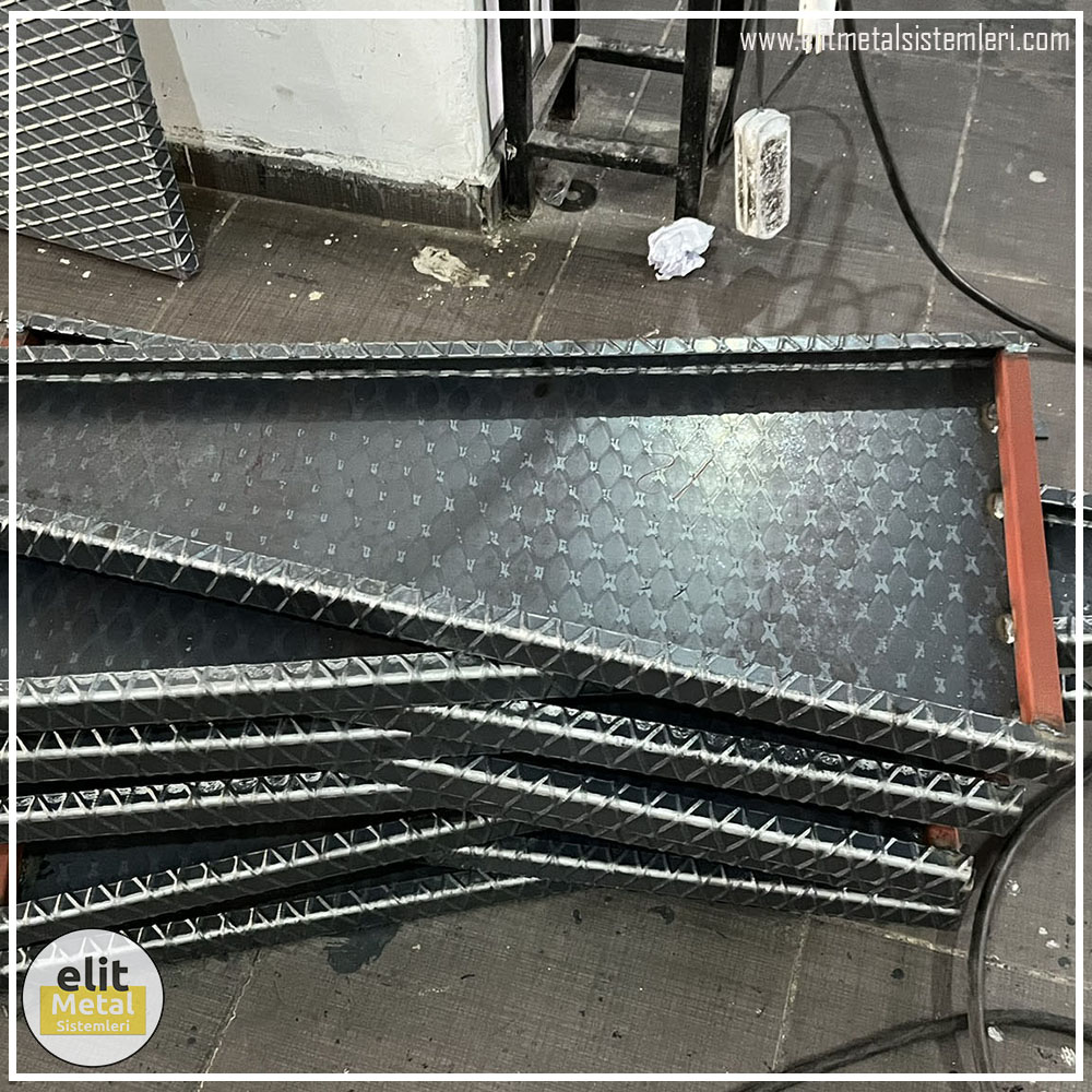 alüminyum çit sistemleri, alüminyum merdiven bariyeri, balkon alüminyum panel, paslanmaz alüminyum güvenlik, dayanıklı alüminyum korkuluk profili, cam panel balkon korkuluğu, temperli cam merdiven paneli, şeffaf cam güvenlik bariyeri, paslanmaz cam bağlantı elemanları, dekoratif cam panel çözümleri, ferforje balkon bariyeri, el işçiliği ferforje panel, özel tasarım ferforje güvenlik, ferforje dış alan koruma, dayanıklı ferforje çit, lazer kesim metal panel, desenli lazer kesim korkuluk, lazer teknoloji ile üretilmiş korkuluk, özel motifli lazer panel, dekoratif lazer metal bariyer, galvaniz mesh panel çit, sanayi tipi mesh güvenlik, tel örgü panel uygulaması, otopark güvenlik paneli, balkon tel panel çözümü, pleksi merdiven paneli, şeffaf pleksi bariyer, dayanıklı pleksi korkuluk, iç mekân pleksi uygulaması, alüminyum duvar tutamaç, merdiven alüminyum tutamak, dayanıklı duvar destek aparatı, motorlu otomatik tente sistemi, açılır kapanır pergole uygulaması, uzaktan kumandalı pergole, motorlu kepenk sistemi, güvenlikli otomatik kepenk, alüminyum çerçeveli kış bahçesi, camlı teras kış bahçesi, kompozit panel dış cephe, alüminyum kaplamalı kompozit panel