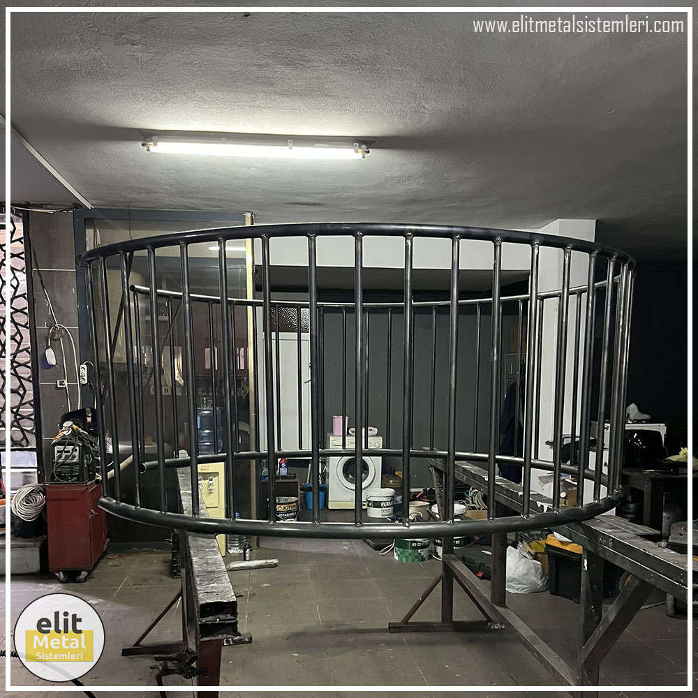 alüminyum çit sistemleri, alüminyum merdiven bariyeri, balkon alüminyum panel, paslanmaz alüminyum güvenlik, dayanıklı alüminyum korkuluk profili, cam panel balkon korkuluğu, temperli cam merdiven paneli, şeffaf cam güvenlik bariyeri, paslanmaz cam bağlantı elemanları, dekoratif cam panel çözümleri, ferforje balkon bariyeri, el işçiliği ferforje panel, özel tasarım ferforje güvenlik, ferforje dış alan koruma, dayanıklı ferforje çit, lazer kesim metal panel, desenli lazer kesim korkuluk, lazer teknoloji ile üretilmiş korkuluk, özel motifli lazer panel, dekoratif lazer metal bariyer, galvaniz mesh panel çit, sanayi tipi mesh güvenlik, tel örgü panel uygulaması, otopark güvenlik paneli, balkon tel panel çözümü, pleksi merdiven paneli, şeffaf pleksi bariyer, dayanıklı pleksi korkuluk, iç mekân pleksi uygulaması, alüminyum duvar tutamaç, merdiven alüminyum tutamak, dayanıklı duvar destek aparatı, motorlu otomatik tente sistemi, açılır kapanır pergole uygulaması, uzaktan kumandalı pergole, motorlu kepenk sistemi, güvenlikli otomatik kepenk, alüminyum çerçeveli kış bahçesi, camlı teras kış bahçesi, kompozit panel dış cephe, alüminyum kaplamalı kompozit panel