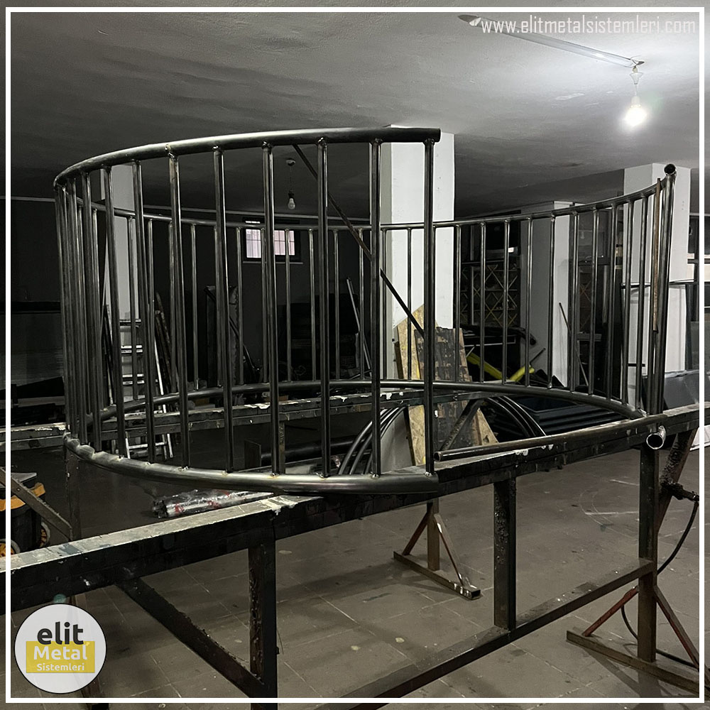 alüminyum çit sistemleri, alüminyum merdiven bariyeri, balkon alüminyum panel, paslanmaz alüminyum güvenlik, dayanıklı alüminyum korkuluk profili, cam panel balkon korkuluğu, temperli cam merdiven paneli, şeffaf cam güvenlik bariyeri, paslanmaz cam bağlantı elemanları, dekoratif cam panel çözümleri, ferforje balkon bariyeri, el işçiliği ferforje panel, özel tasarım ferforje güvenlik, ferforje dış alan koruma, dayanıklı ferforje çit, lazer kesim metal panel, desenli lazer kesim korkuluk, lazer teknoloji ile üretilmiş korkuluk, özel motifli lazer panel, dekoratif lazer metal bariyer, galvaniz mesh panel çit, sanayi tipi mesh güvenlik, tel örgü panel uygulaması, otopark güvenlik paneli, balkon tel panel çözümü, pleksi merdiven paneli, şeffaf pleksi bariyer, dayanıklı pleksi korkuluk, iç mekân pleksi uygulaması, alüminyum duvar tutamaç, merdiven alüminyum tutamak, dayanıklı duvar destek aparatı, motorlu otomatik tente sistemi, açılır kapanır pergole uygulaması, uzaktan kumandalı pergole, motorlu kepenk sistemi, güvenlikli otomatik kepenk, alüminyum çerçeveli kış bahçesi, camlı teras kış bahçesi, kompozit panel dış cephe, alüminyum kaplamalı kompozit panel