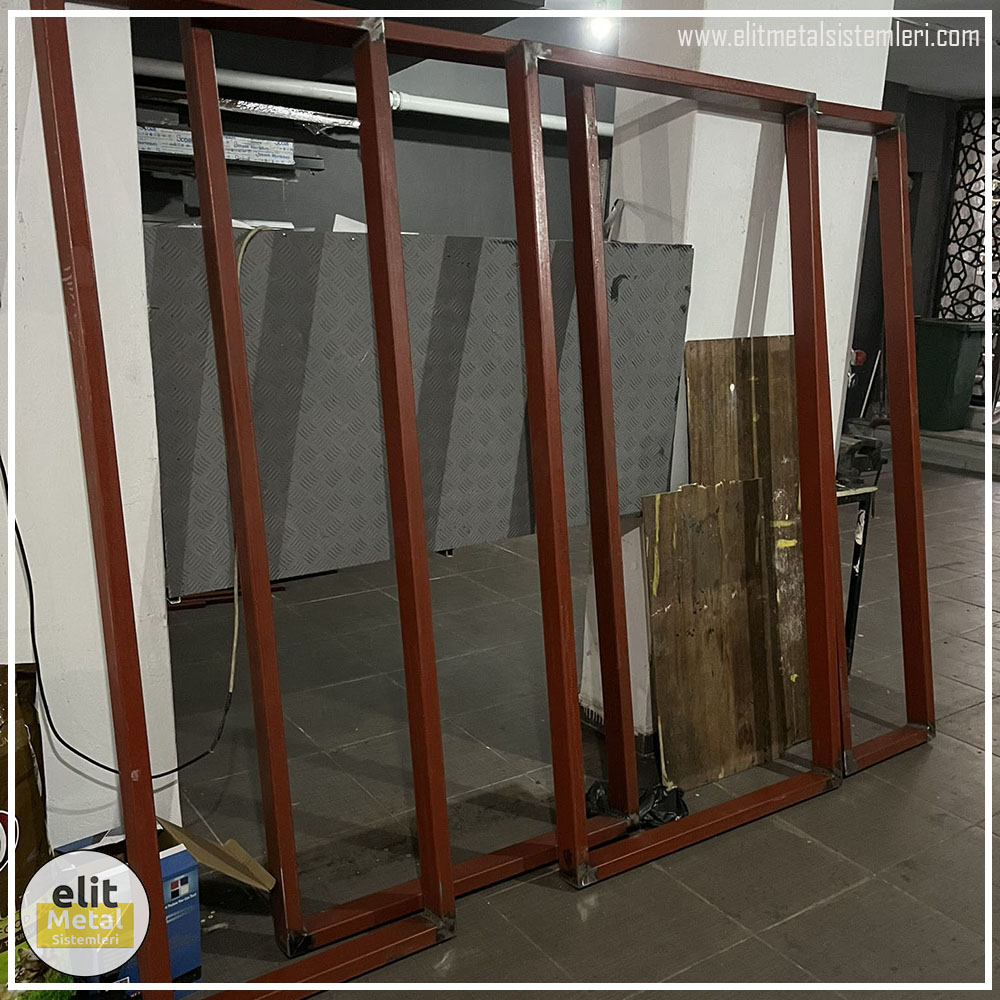 alüminyum çit sistemleri, alüminyum merdiven bariyeri, balkon alüminyum panel, paslanmaz alüminyum güvenlik, dayanıklı alüminyum korkuluk profili, cam panel balkon korkuluğu, temperli cam merdiven paneli, şeffaf cam güvenlik bariyeri, paslanmaz cam bağlantı elemanları, dekoratif cam panel çözümleri, ferforje balkon bariyeri, el işçiliği ferforje panel, özel tasarım ferforje güvenlik, ferforje dış alan koruma, dayanıklı ferforje çit, lazer kesim metal panel, desenli lazer kesim korkuluk, lazer teknoloji ile üretilmiş korkuluk, özel motifli lazer panel, dekoratif lazer metal bariyer, galvaniz mesh panel çit, sanayi tipi mesh güvenlik, tel örgü panel uygulaması, otopark güvenlik paneli, balkon tel panel çözümü, pleksi merdiven paneli, şeffaf pleksi bariyer, dayanıklı pleksi korkuluk, iç mekân pleksi uygulaması, alüminyum duvar tutamaç, merdiven alüminyum tutamak, dayanıklı duvar destek aparatı, motorlu otomatik tente sistemi, açılır kapanır pergole uygulaması, uzaktan kumandalı pergole, motorlu kepenk sistemi, güvenlikli otomatik kepenk, alüminyum çerçeveli kış bahçesi, camlı teras kış bahçesi, kompozit panel dış cephe, alüminyum kaplamalı kompozit panel