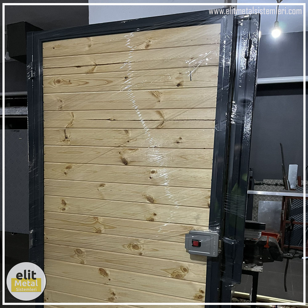 alüminyum çit sistemleri, alüminyum merdiven bariyeri, balkon alüminyum panel, paslanmaz alüminyum güvenlik, dayanıklı alüminyum korkuluk profili, cam panel balkon korkuluğu, temperli cam merdiven paneli, şeffaf cam güvenlik bariyeri, paslanmaz cam bağlantı elemanları, dekoratif cam panel çözümleri, ferforje balkon bariyeri, el işçiliği ferforje panel, özel tasarım ferforje güvenlik, ferforje dış alan koruma, dayanıklı ferforje çit, lazer kesim metal panel, desenli lazer kesim korkuluk, lazer teknoloji ile üretilmiş korkuluk, özel motifli lazer panel, dekoratif lazer metal bariyer, galvaniz mesh panel çit, sanayi tipi mesh güvenlik, tel örgü panel uygulaması, otopark güvenlik paneli, balkon tel panel çözümü, pleksi merdiven paneli, şeffaf pleksi bariyer, dayanıklı pleksi korkuluk, iç mekân pleksi uygulaması, alüminyum duvar tutamaç, merdiven alüminyum tutamak, dayanıklı duvar destek aparatı, motorlu otomatik tente sistemi, açılır kapanır pergole uygulaması, uzaktan kumandalı pergole, motorlu kepenk sistemi, güvenlikli otomatik kepenk, alüminyum çerçeveli kış bahçesi, camlı teras kış bahçesi, kompozit panel dış cephe, alüminyum kaplamalı kompozit panel