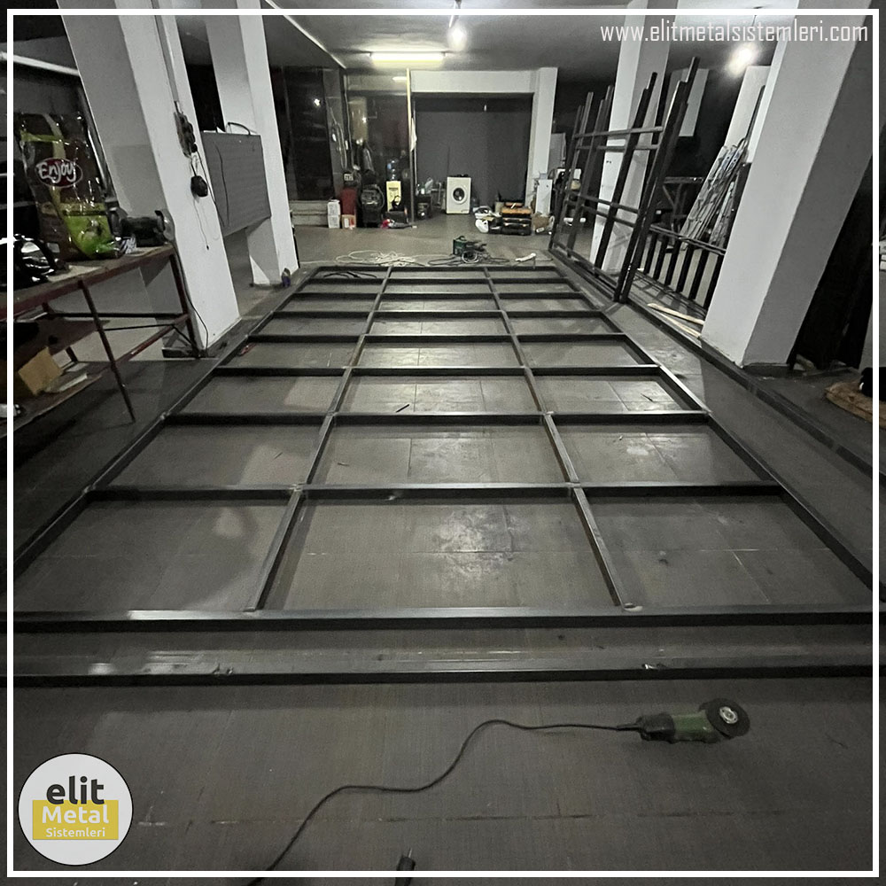 alüminyum çit sistemleri, alüminyum merdiven bariyeri, balkon alüminyum panel, paslanmaz alüminyum güvenlik, dayanıklı alüminyum korkuluk profili, cam panel balkon korkuluğu, temperli cam merdiven paneli, şeffaf cam güvenlik bariyeri, paslanmaz cam bağlantı elemanları, dekoratif cam panel çözümleri, ferforje balkon bariyeri, el işçiliği ferforje panel, özel tasarım ferforje güvenlik, ferforje dış alan koruma, dayanıklı ferforje çit, lazer kesim metal panel, desenli lazer kesim korkuluk, lazer teknoloji ile üretilmiş korkuluk, özel motifli lazer panel, dekoratif lazer metal bariyer, galvaniz mesh panel çit, sanayi tipi mesh güvenlik, tel örgü panel uygulaması, otopark güvenlik paneli, balkon tel panel çözümü, pleksi merdiven paneli, şeffaf pleksi bariyer, dayanıklı pleksi korkuluk, iç mekân pleksi uygulaması, alüminyum duvar tutamaç, merdiven alüminyum tutamak, dayanıklı duvar destek aparatı, motorlu otomatik tente sistemi, açılır kapanır pergole uygulaması, uzaktan kumandalı pergole, motorlu kepenk sistemi, güvenlikli otomatik kepenk, alüminyum çerçeveli kış bahçesi, camlı teras kış bahçesi, kompozit panel dış cephe, alüminyum kaplamalı kompozit panel