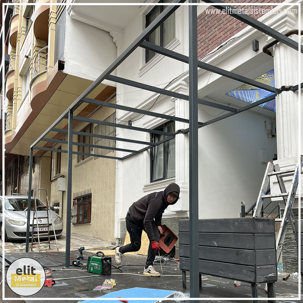 alüminyum çit sistemleri, alüminyum merdiven bariyeri, balkon alüminyum panel, paslanmaz alüminyum güvenlik, dayanıklı alüminyum korkuluk profili, cam panel balkon korkuluğu, temperli cam merdiven paneli, şeffaf cam güvenlik bariyeri, paslanmaz cam bağlantı elemanları, dekoratif cam panel çözümleri, ferforje balkon bariyeri, el işçiliği ferforje panel, özel tasarım ferforje güvenlik, ferforje dış alan koruma, dayanıklı ferforje çit, lazer kesim metal panel, desenli lazer kesim korkuluk, lazer teknoloji ile üretilmiş korkuluk, özel motifli lazer panel, dekoratif lazer metal bariyer, galvaniz mesh panel çit, sanayi tipi mesh güvenlik, tel örgü panel uygulaması, otopark güvenlik paneli, balkon tel panel çözümü, pleksi merdiven paneli, şeffaf pleksi bariyer, dayanıklı pleksi korkuluk, iç mekân pleksi uygulaması, alüminyum duvar tutamaç, merdiven alüminyum tutamak, dayanıklı duvar destek aparatı, motorlu otomatik tente sistemi, açılır kapanır pergole uygulaması, uzaktan kumandalı pergole, motorlu kepenk sistemi, güvenlikli otomatik kepenk, alüminyum çerçeveli kış bahçesi, camlı teras kış bahçesi, kompozit panel dış cephe, alüminyum kaplamalı kompozit panel