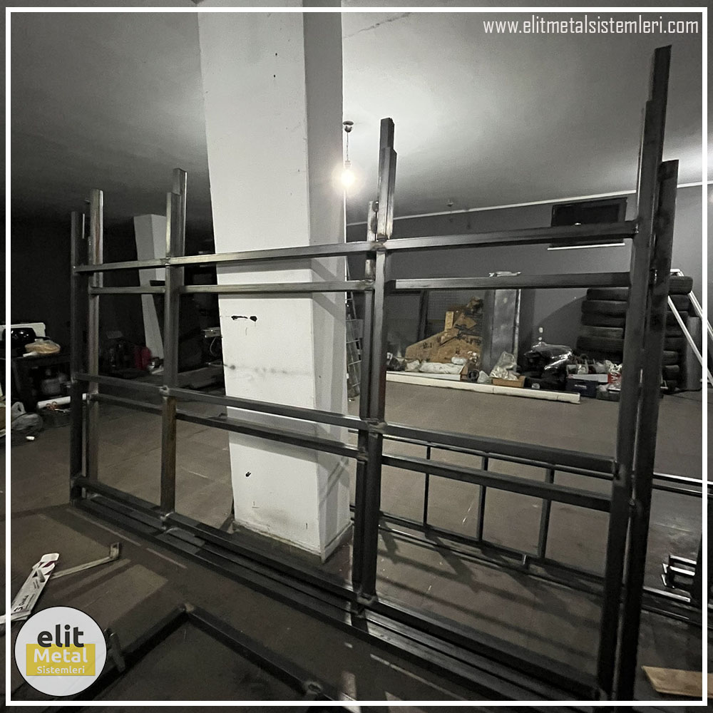 alüminyum çit sistemleri, alüminyum merdiven bariyeri, balkon alüminyum panel, paslanmaz alüminyum güvenlik, dayanıklı alüminyum korkuluk profili, cam panel balkon korkuluğu, temperli cam merdiven paneli, şeffaf cam güvenlik bariyeri, paslanmaz cam bağlantı elemanları, dekoratif cam panel çözümleri, ferforje balkon bariyeri, el işçiliği ferforje panel, özel tasarım ferforje güvenlik, ferforje dış alan koruma, dayanıklı ferforje çit, lazer kesim metal panel, desenli lazer kesim korkuluk, lazer teknoloji ile üretilmiş korkuluk, özel motifli lazer panel, dekoratif lazer metal bariyer, galvaniz mesh panel çit, sanayi tipi mesh güvenlik, tel örgü panel uygulaması, otopark güvenlik paneli, balkon tel panel çözümü, pleksi merdiven paneli, şeffaf pleksi bariyer, dayanıklı pleksi korkuluk, iç mekân pleksi uygulaması, alüminyum duvar tutamaç, merdiven alüminyum tutamak, dayanıklı duvar destek aparatı, motorlu otomatik tente sistemi, açılır kapanır pergole uygulaması, uzaktan kumandalı pergole, motorlu kepenk sistemi, güvenlikli otomatik kepenk, alüminyum çerçeveli kış bahçesi, camlı teras kış bahçesi, kompozit panel dış cephe, alüminyum kaplamalı kompozit panel